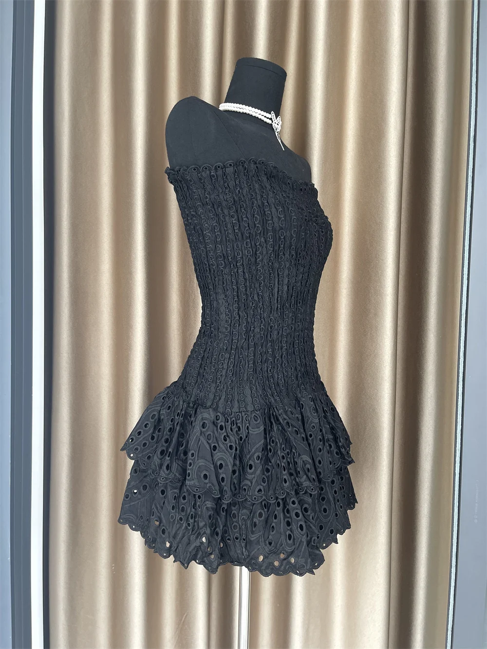 Alta calidad mujeres Sexy recortado sin tirantes vacaciones de verano Mini Vestido de pastel en capas de lujo elástico fiesta vestidos de cumpleaños Vestido