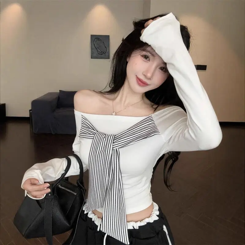 Neues Spicy Girl Retro-Design, One-Shoulder-Langarm-T-Shirt, gespleißt mit Bareback-Streifen-Riemen, um dünne Damenoberteile zu sehen, Fashio