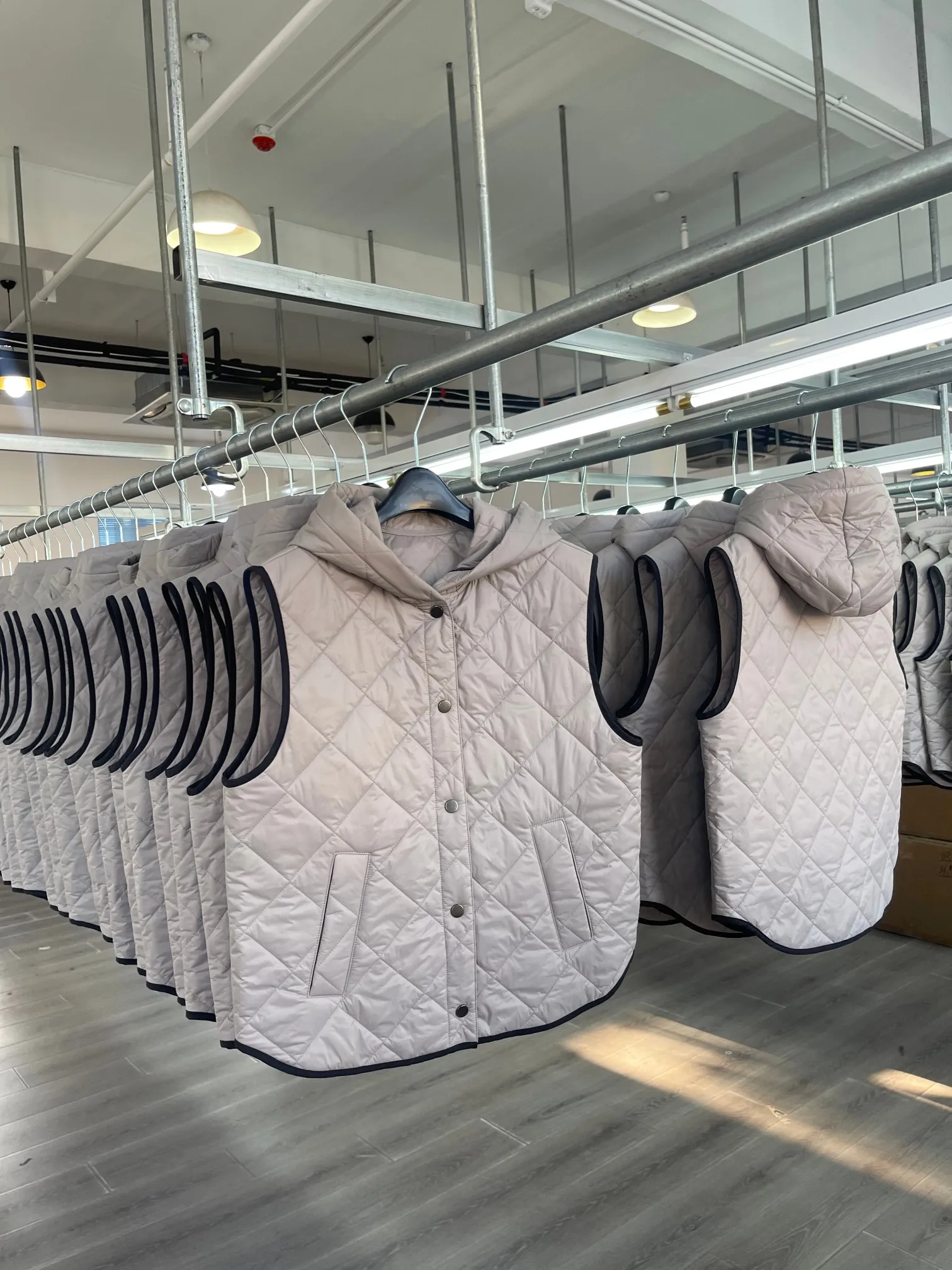 2025 Autunno e inverno nuovi arrivi casual versatile catena di perline leggero caldo diamante trapuntato gilet con cappuccio allentato