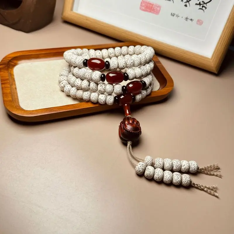 Bodhi 108-bead bracelet, featuring star moon motifs, paired with agate and purple sandalwood suitable for both me