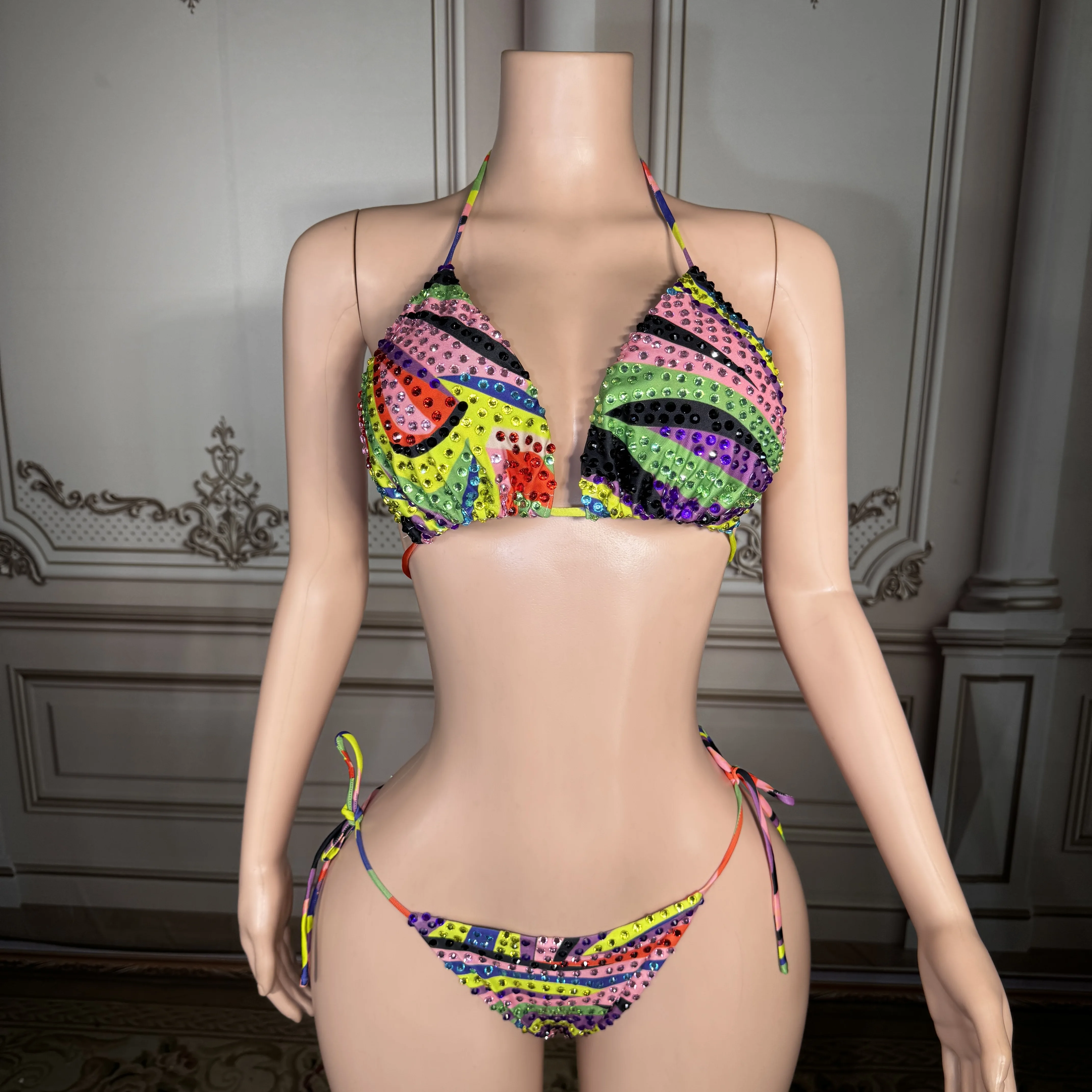 

Новый сексуальный купальник ZD в стиле граффити-поп: женский бикини с треугольным топом на завязках и боковыми завязками, украшенный роскошными кристаллами