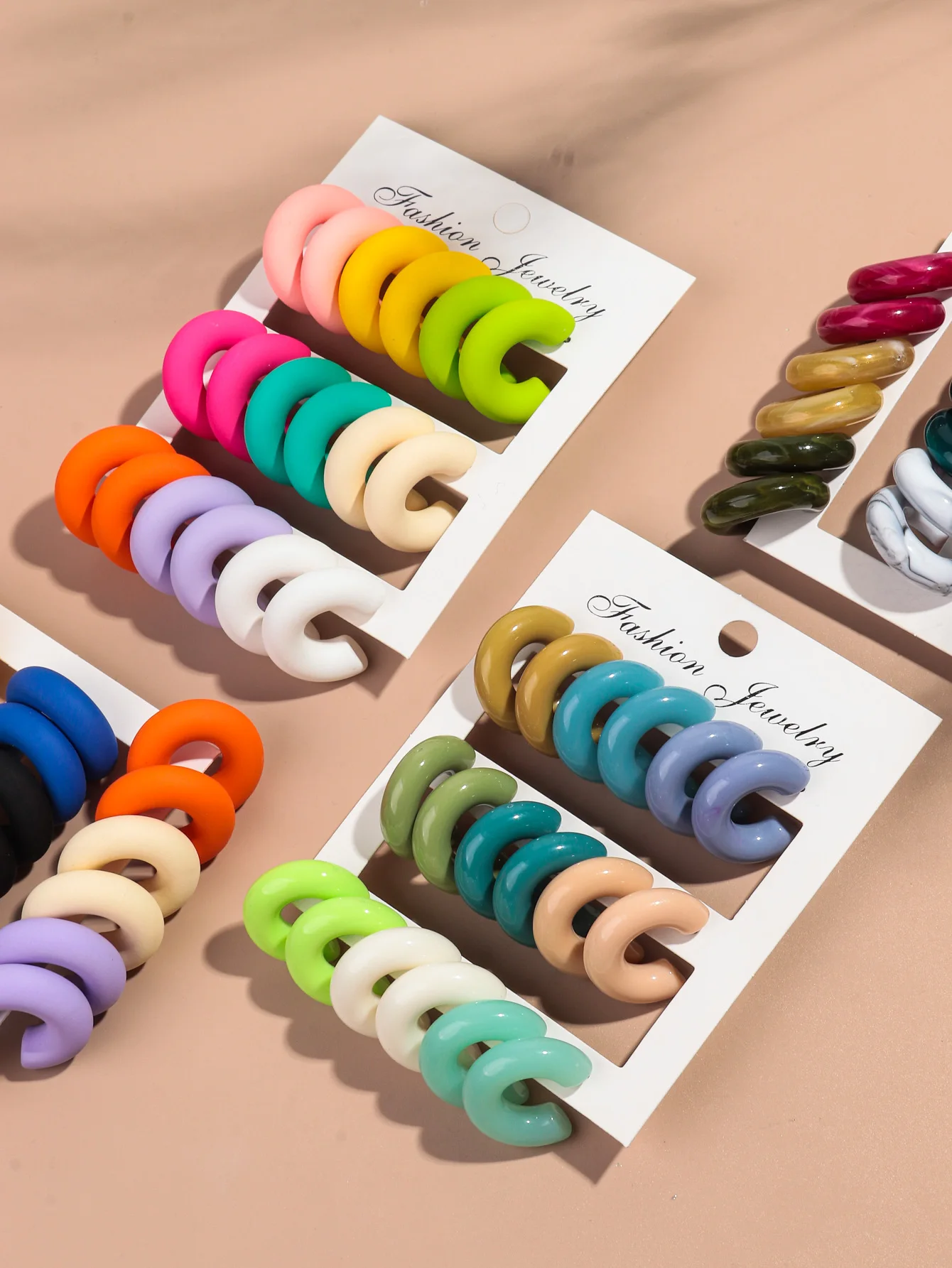 18 teile/satz bunte Acryl kleine Kreis Creolen für Frauen Vintage Harz geometrische C-Form Tropfen Ohrring Modeschmuck – Detail 9