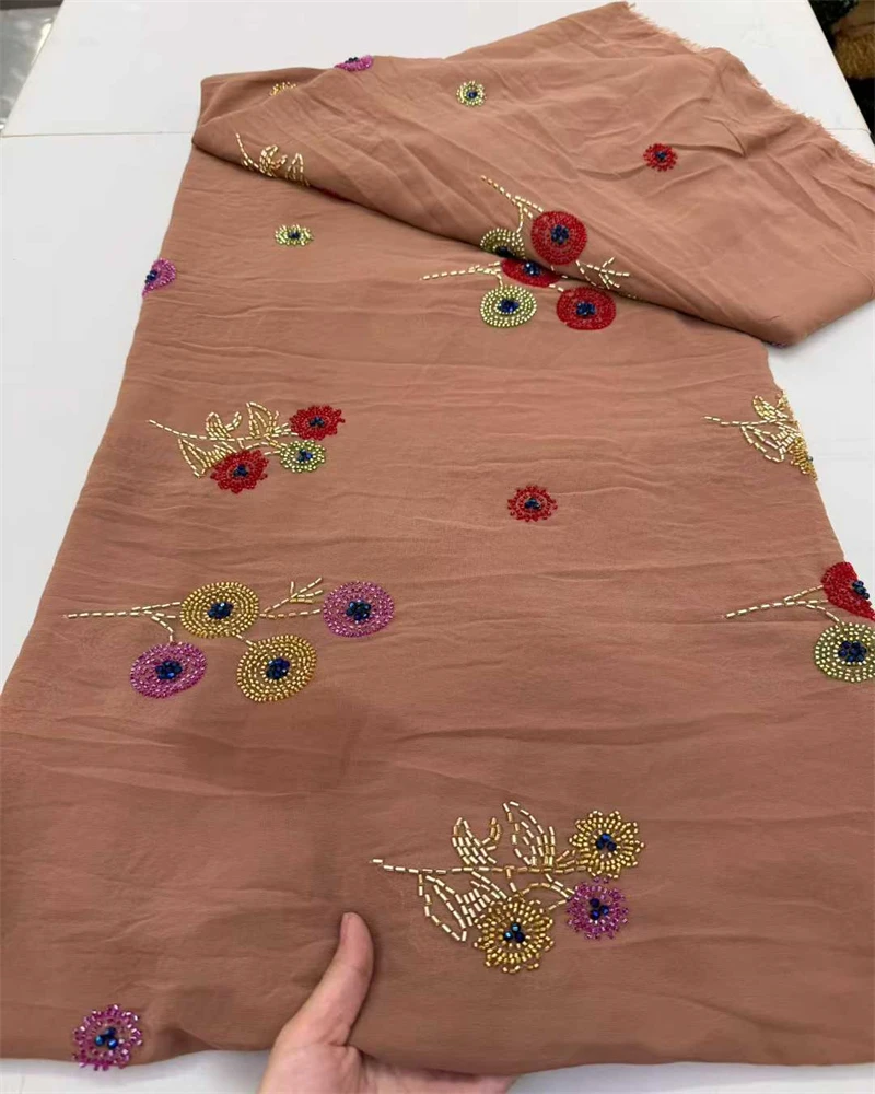Tecido de costura de algodão de verão com pequenos pontos jacquard florais frescos e finos, fazendo roupas infantis