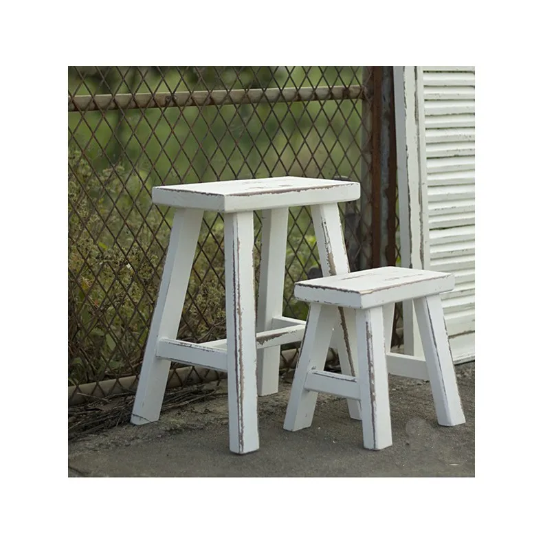 アメリカの古い無垢材の低いスツール、手作りの木製スツール、庭の食料品、写真撮影の小道具、レトロなフラワースタンド