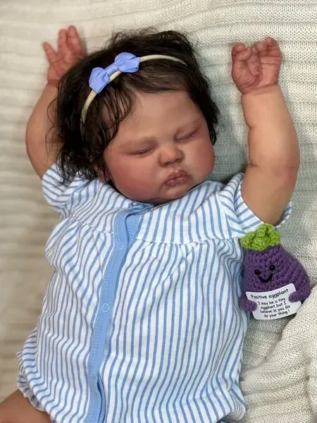 SINO-BB Maßgeschneiderte limitierte 25-Zoll-Reborn-Baby-Pickle mit handgewurzelten Haaren, bereits fertige Puppe mit unterschiedlichem Kleid