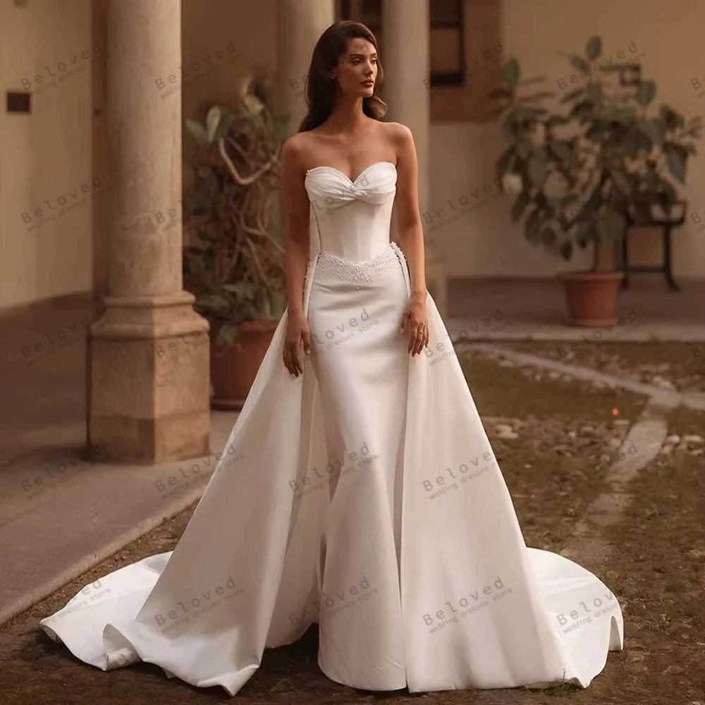 Eleganckie suknie ślubne satynowe suknie ślubne seksowne bez ramiączek z odkrytymi plecami odpinany tren urocze Vestidos De Novia szyte na miarę