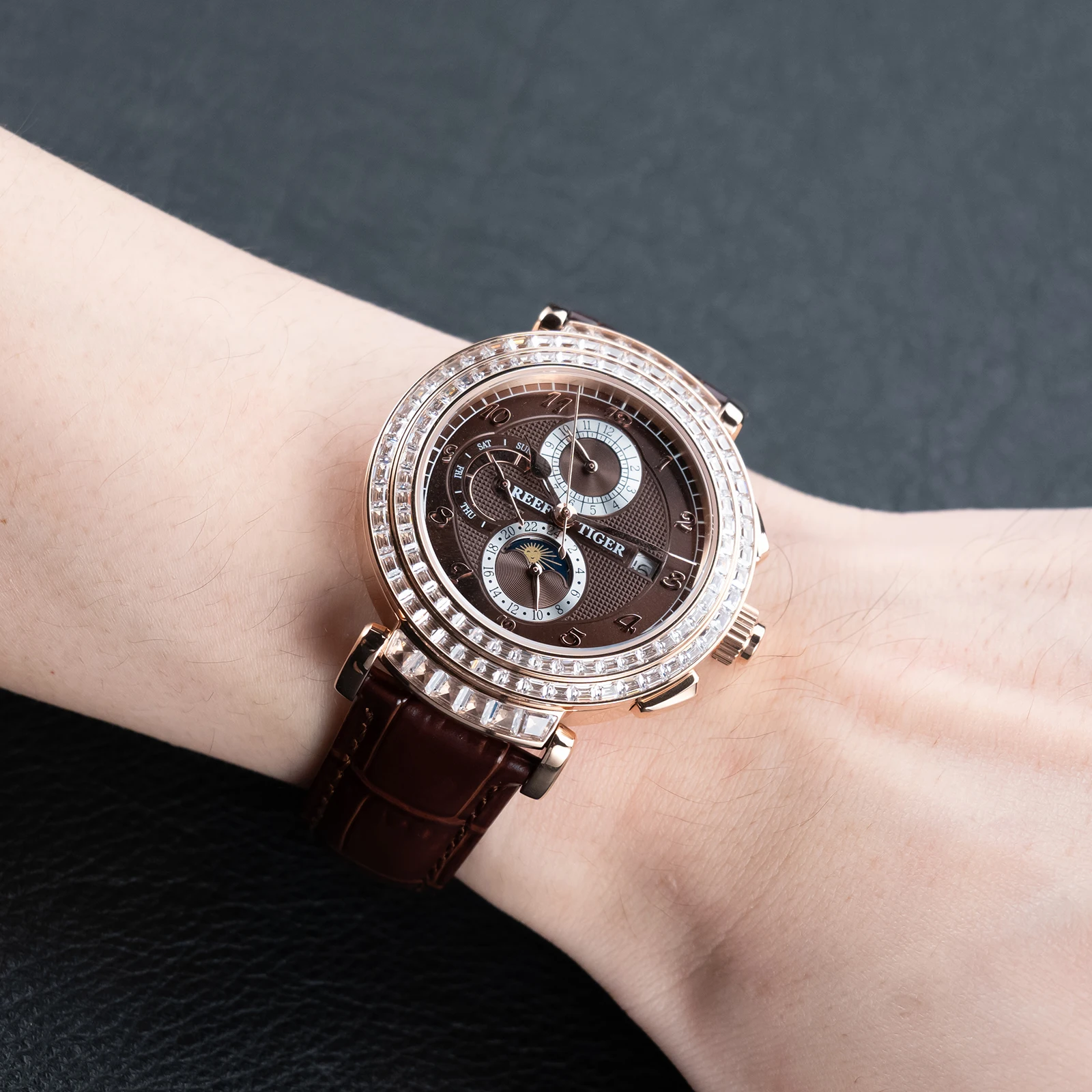 リーフ タイガー RT メンズ ローズゴールド デイト メカニカルウォッチ エレガント ダイヤモンド レザーストラップ 24 時間ムーンフェイズ 自動巻き時計 RGA19S3