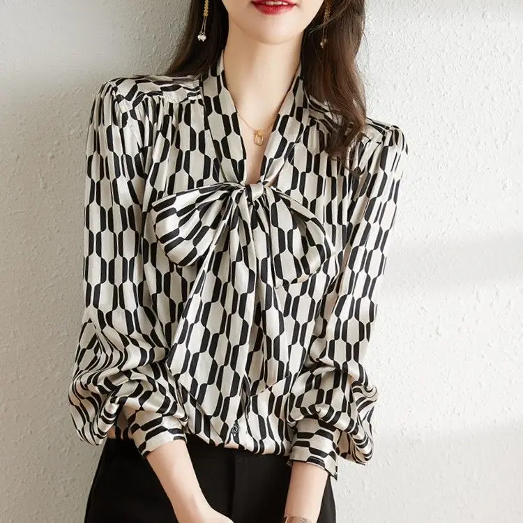 Camicia a maniche lunghe stampata in bianco e nero per donna Nuova camicia in chiffon con temperamento di nicchia con nastro a V per donna