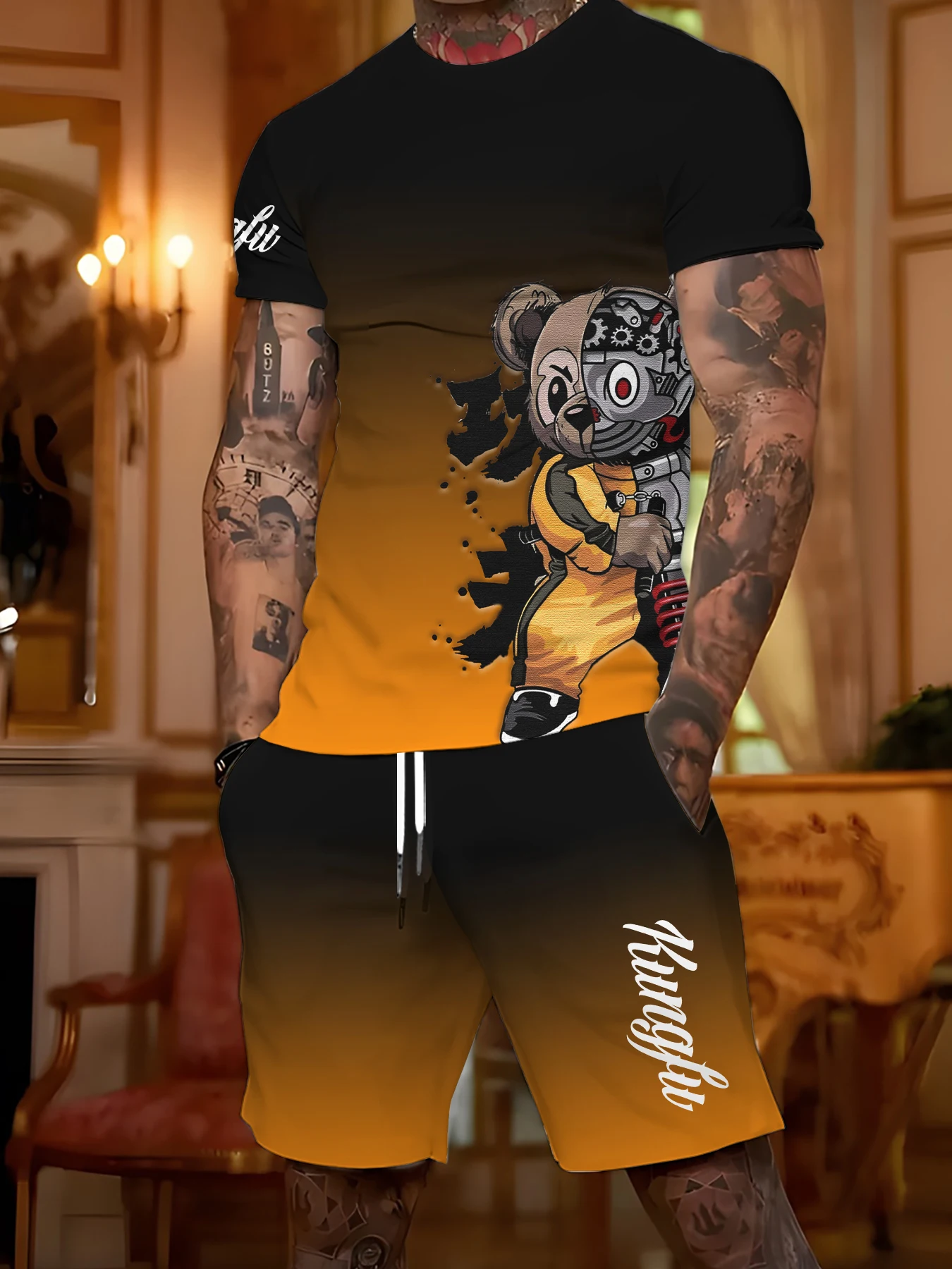 

Повседневная универсальная одежда для мальчиков. Черно-желтая футболка и шорты с механическим принтом медведя. Удобный комплект из двух предметов для выхода на улицу.