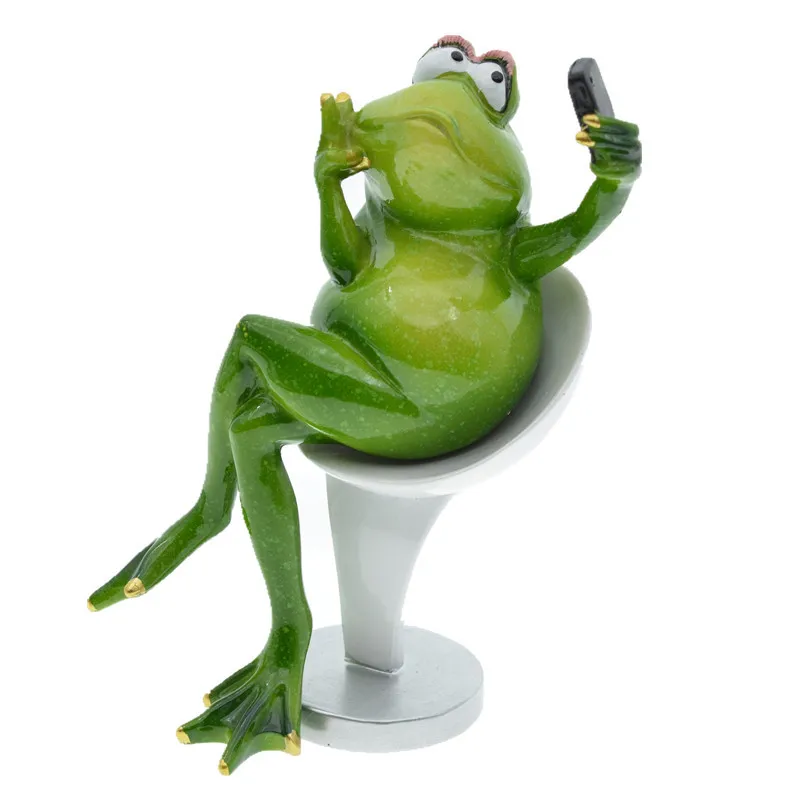 Originality Interest Frog Selfie on the Toilet Statue Garden Decor Series Outdoor Statues Resin Handicrafts Home Decoration