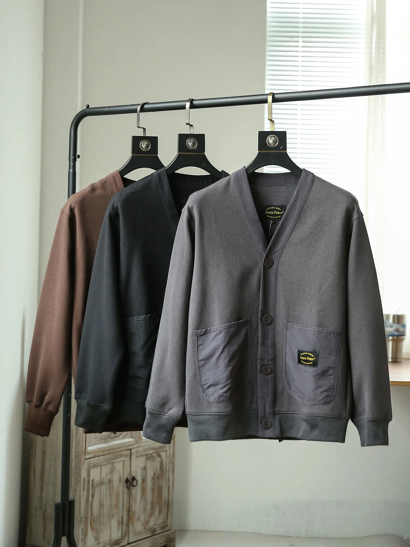 

Модный мужской повседневный кардиган с V-образным вырезом, осенняя новинка, в японском ретро-стиле, цвета хаки, приталенный, универсальный, на молнии, для активного отдыха.