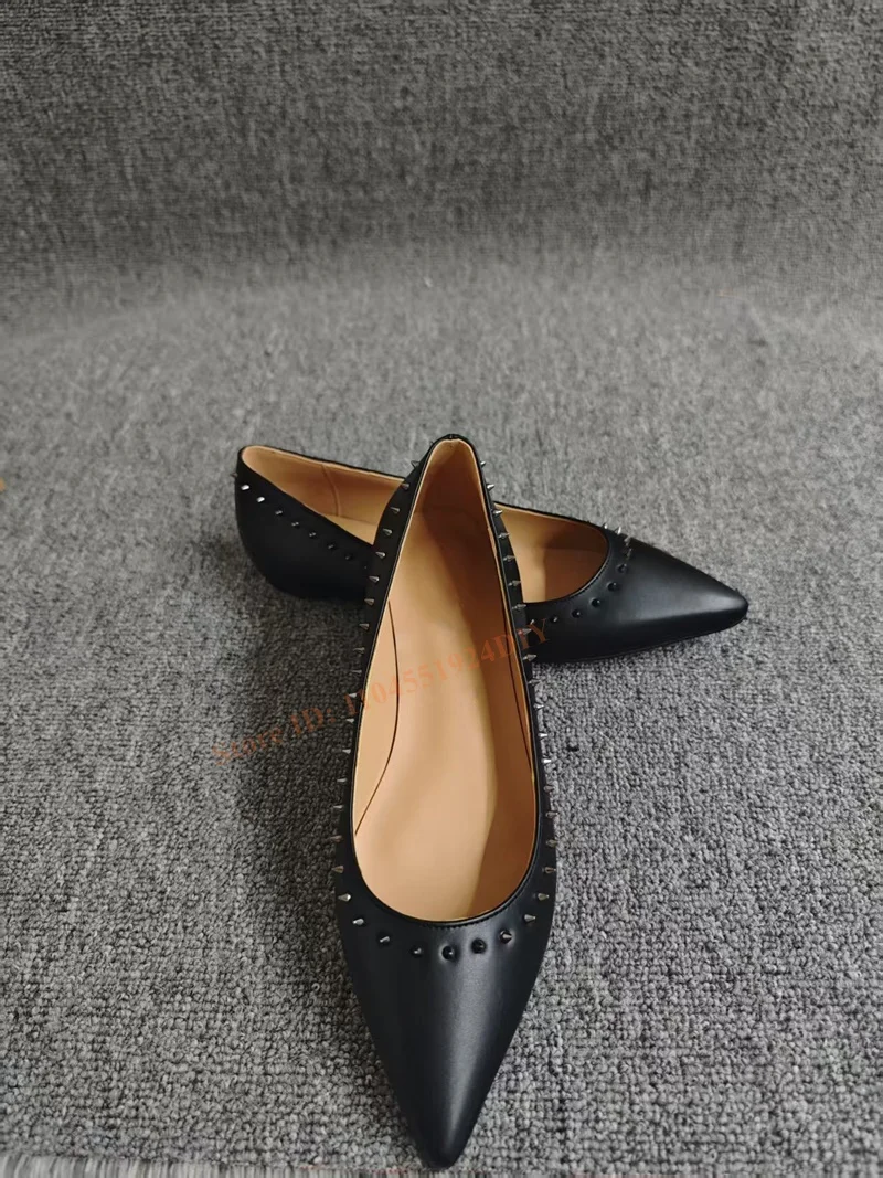 جلد الغنم الأسود مع مسمار أشار تو الانزلاق على الشقق النساء المسامير حذاء كاجوال حجم كبير 47