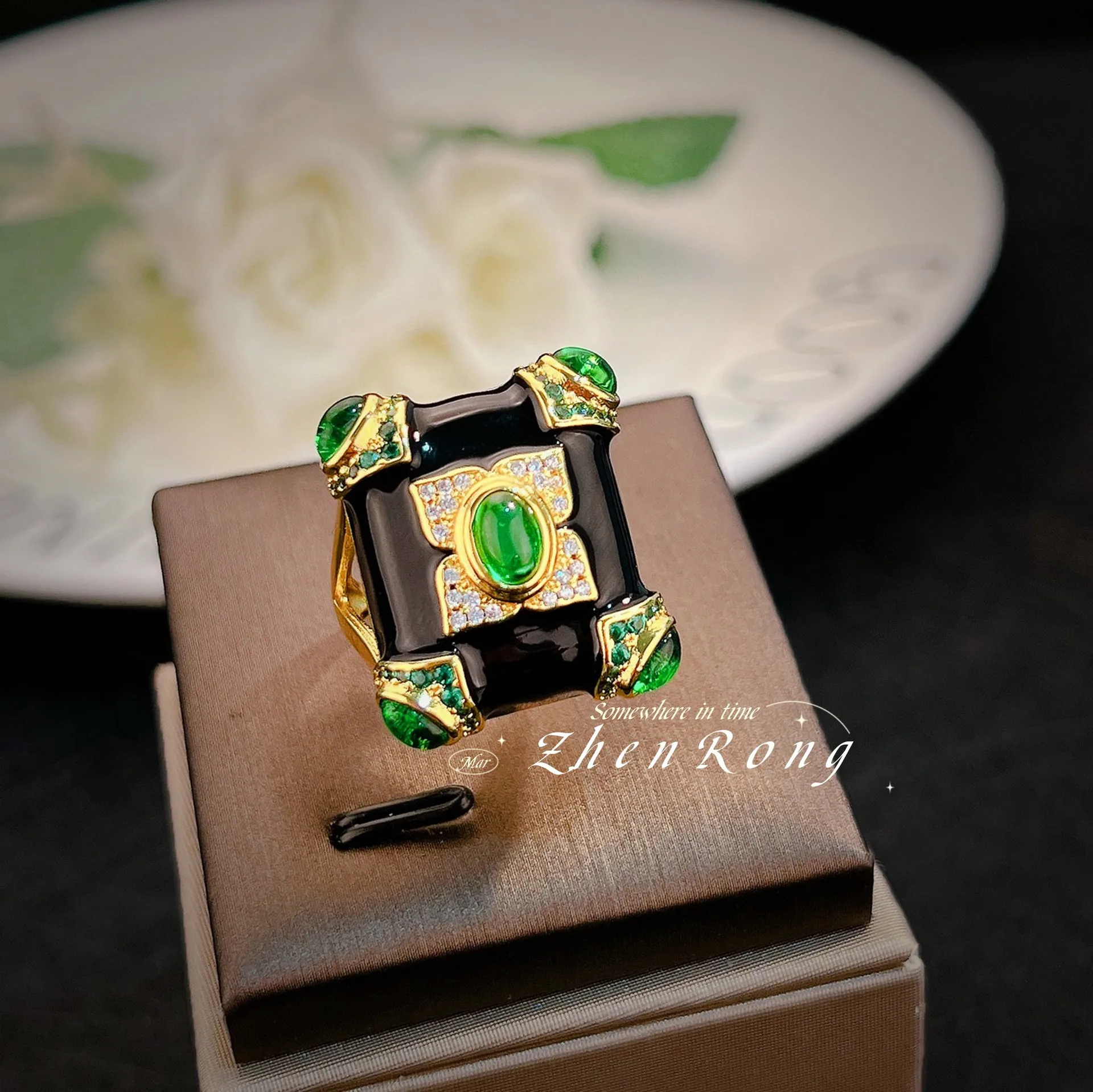 Foydjew European American Retro Emerald Green Gem Rings Art Deco Style Plated 18K Gold Enamel Glaze Black Onyx Ring For Women