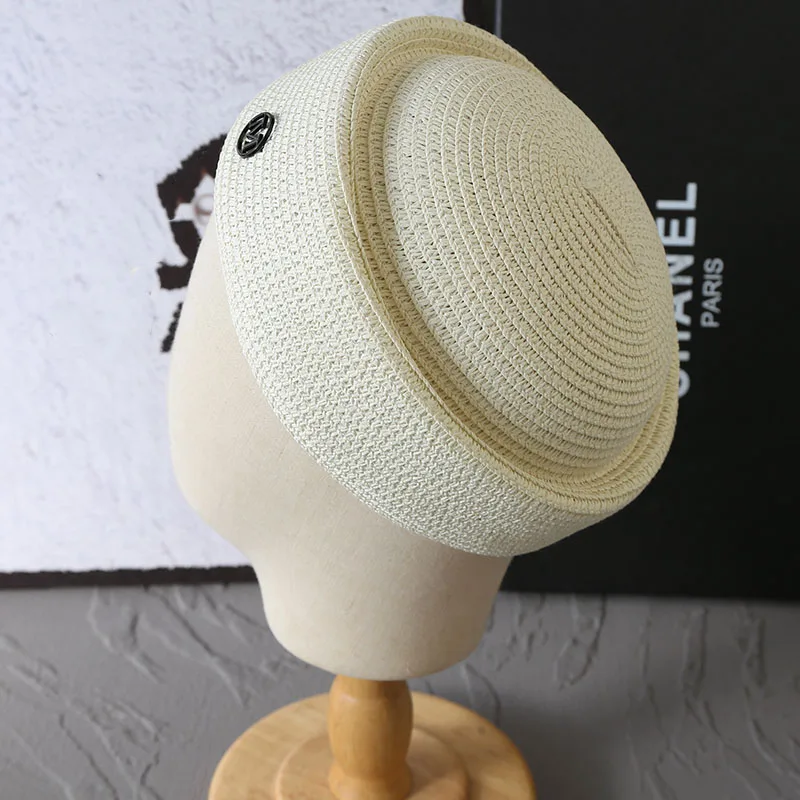 Chapeau Pillbox Vintage en Paille Tressée Printemps-Été pour Femme, Léger et Respirant, Protection Solaire avec Détail Lettre, Idéal Plage et Fêtes
