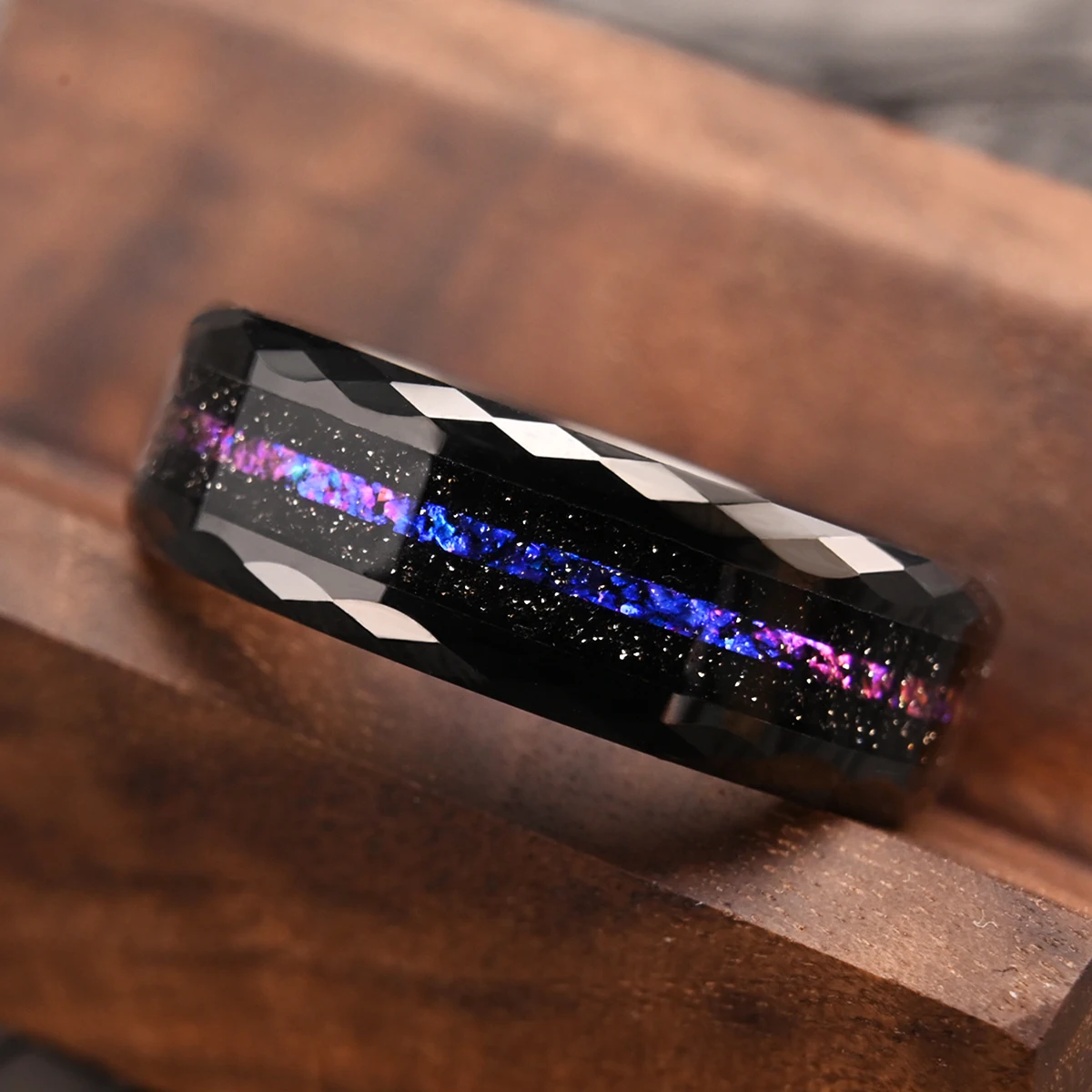 Herren Galaxy Wolframkarbid Eheringe mit Meteoriteneinlage, gehämmerter Ring, Jubiläums-, Verlobungs-, Versprechens- und Alltagsringe, bequeme Passform – Detail 7