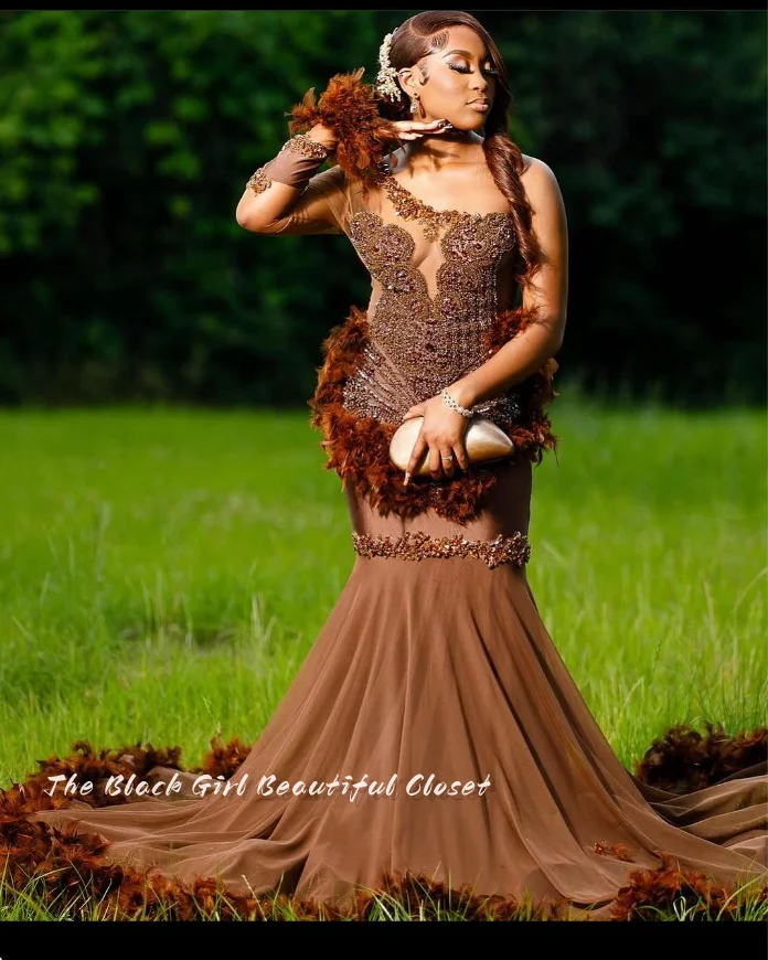 Sparkling Brown Prom Dresses 2024 Black Girls One Shoulder Sleeve Feather Fishtail Dresses Delicate Diamonds Beaded Gowns