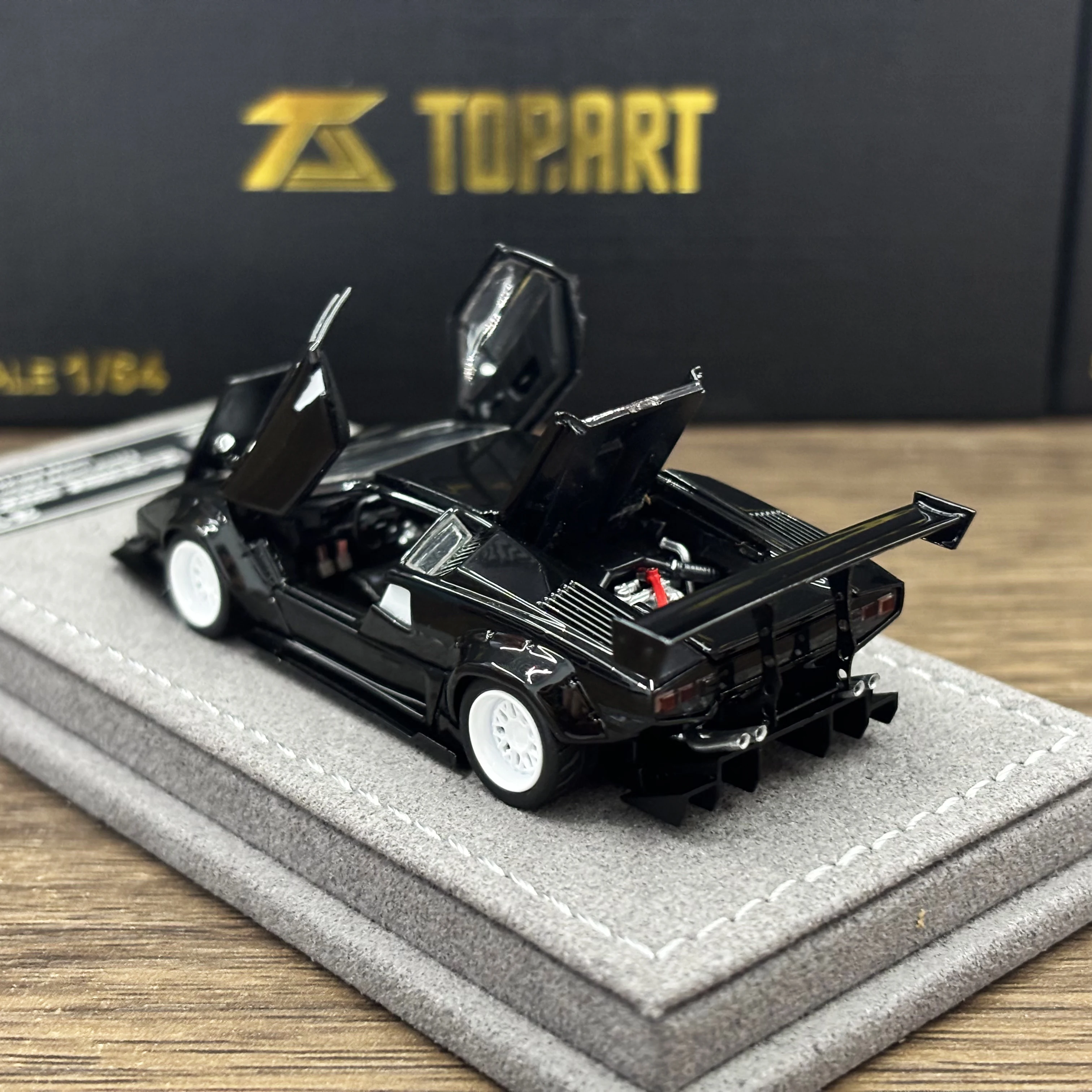 

Литая под давлением модель автомобиля TopArt 1:64 Malaysia LBWK Countach Pearl Black в 2025 году