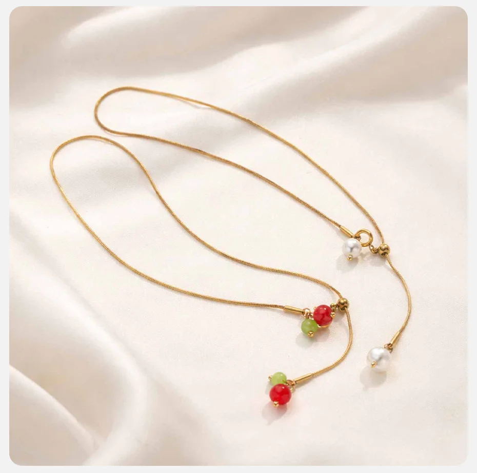 Vnox Exquisites Edelstahl-Kirschanhänger-Fußkettchen für Damen, vergoldet, Y-Form, Imitationsperlen-Schlangenkette, Fußschmuck für den Strand. – Detail 5