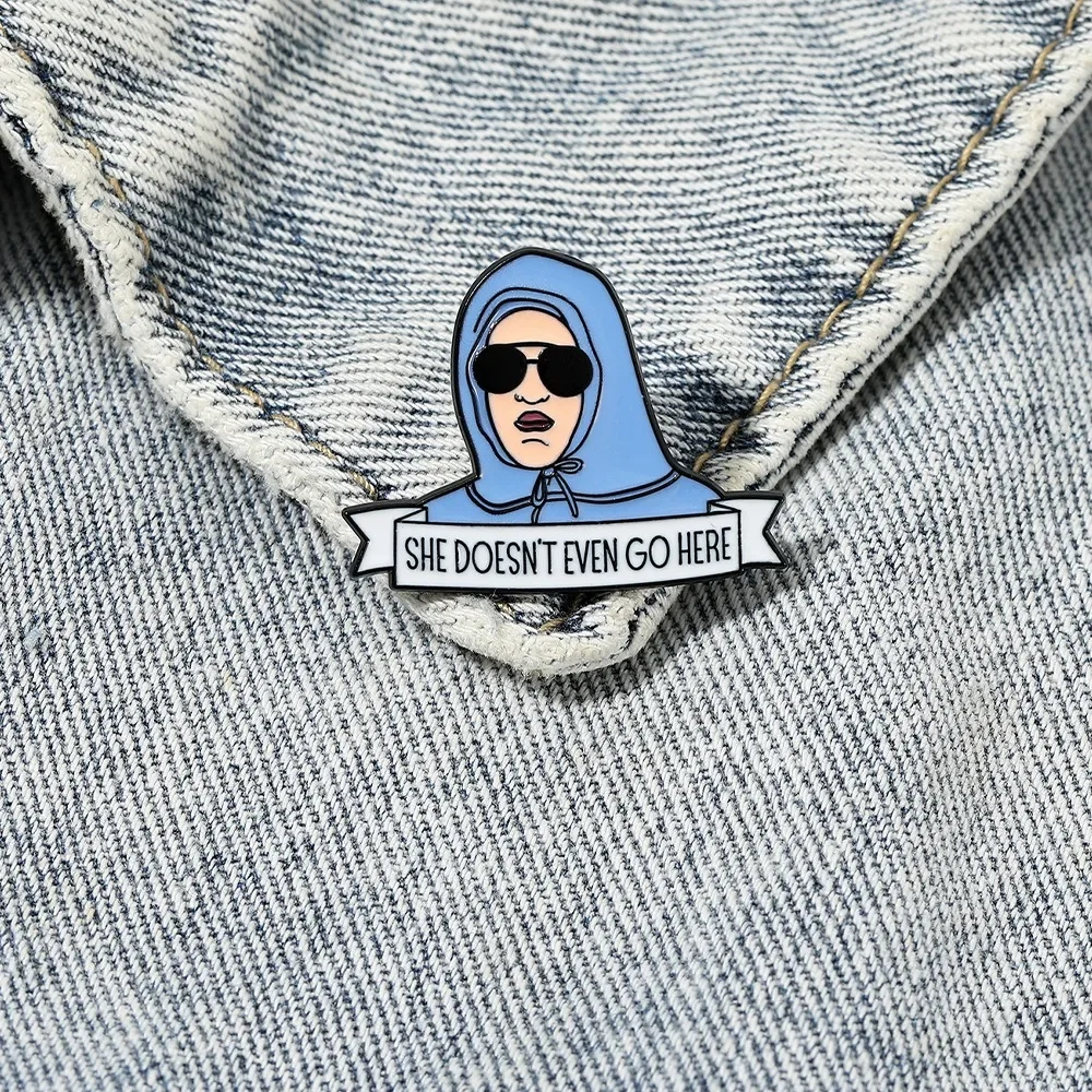 She Doesn't Even Go Here Funny English Letter Brooch Cartoon Girl Enamel Brooch Lapel Badge Campus Youth Movie Accessories Gift