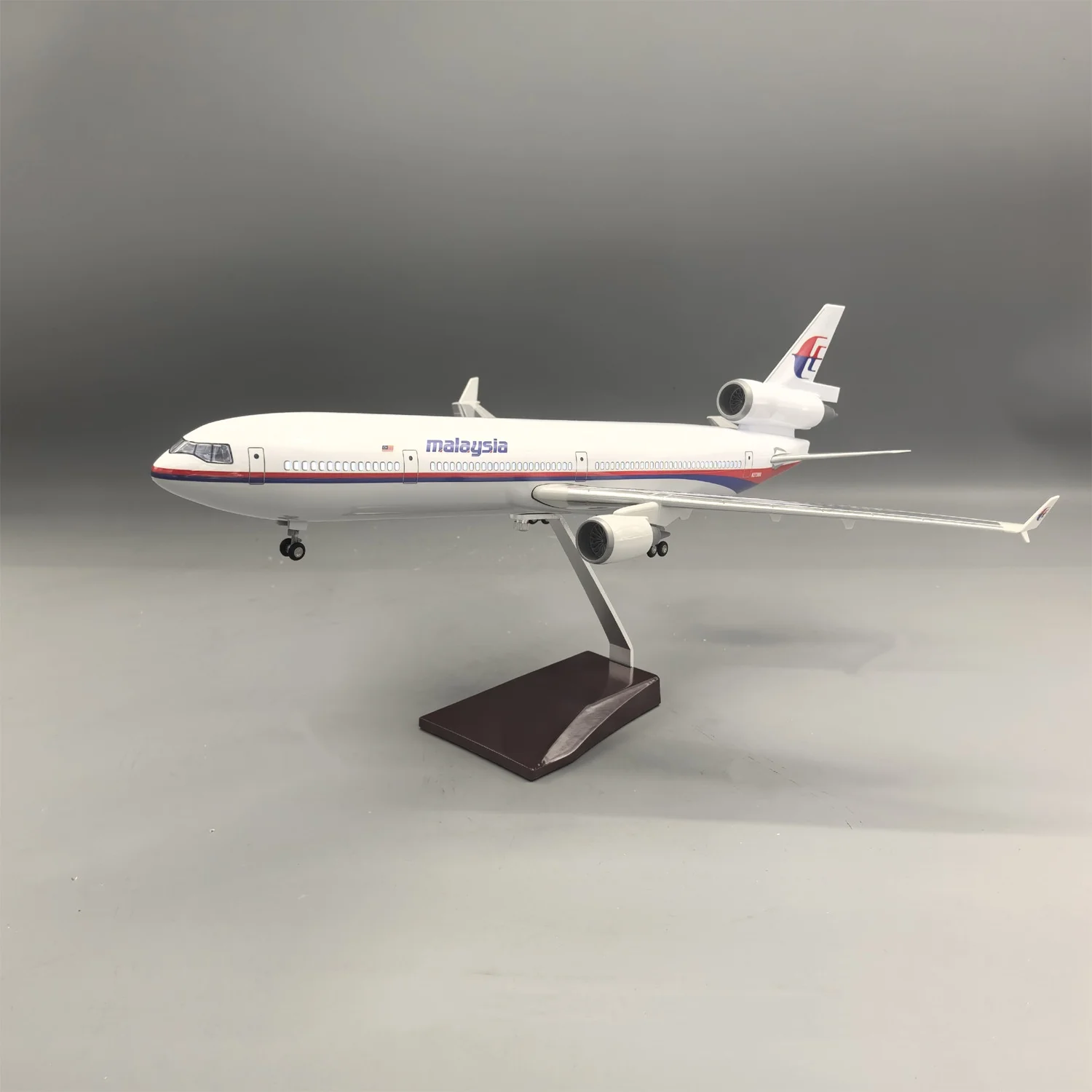 Scale Planes 47cm Malaysia Airlines MD-11 Aircraft Model Kits with Landing Gear Wheels Light(Touch or Sound Control)