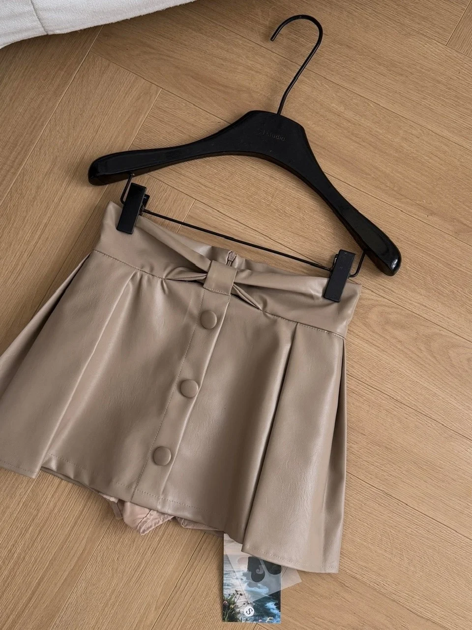 ارتفاع الخصر بولي Leather تنورة جلدية المرأة تصميم الإحساس زر واحد سليم ألف خط تنورة ربيع الخريف موسم Faion الاتجاه #1