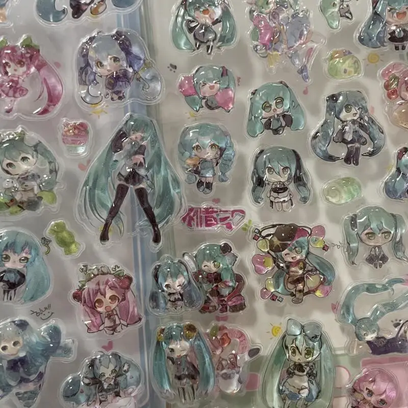 2 Stück Hatsune Miku Anime Cartoon 3D Kristall-Relief-Aufkleber Schüler-Belohnung Handyhüllen-Dekoration DIY-Aufkleber Geschenk