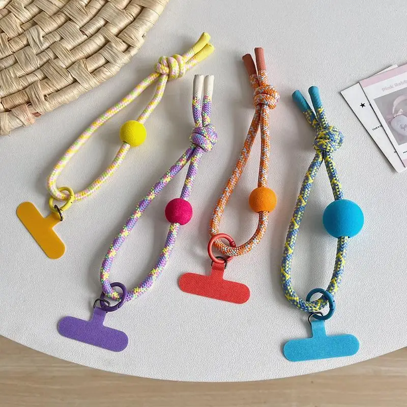 Buntes, geflochtenes Handy-Handgelenksband mit weichem Pompon für den täglichen Gebrauch, Reisen und Outdoor-Aktivitäten. – Detail 1