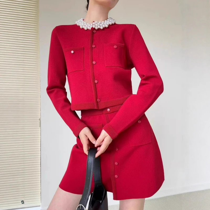 

Новый модный комплект 2026 года: Кардиган с круглым вырезом и жемчугом в стиле французской элегантности и юбка А-силуэта с контрастными цветами