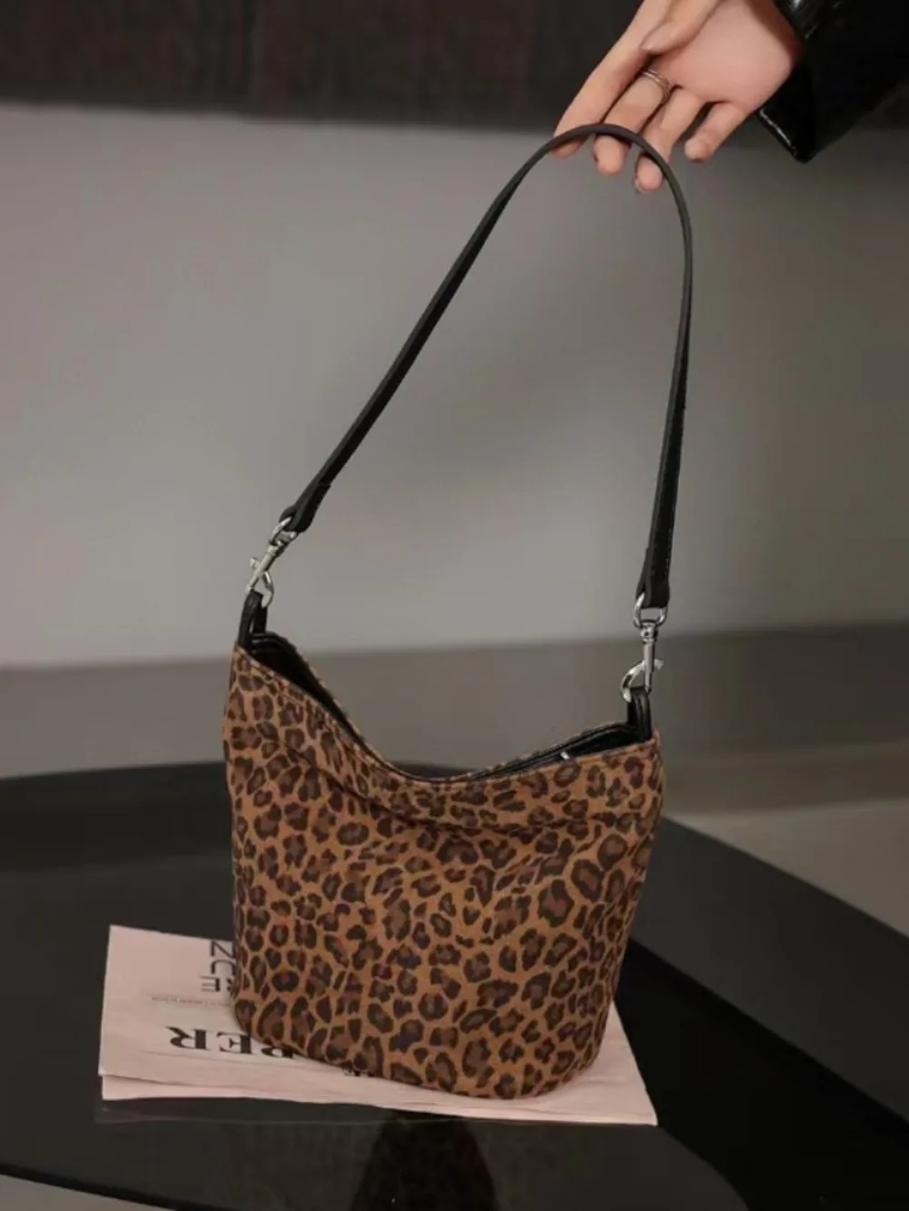 Bolso informal de leopardo para mujer, ropa informal estilo Hip Hop, combina con todo, a la moda, combina con todo, bolso de un solo hombro personalizado para minoría avanzada europea