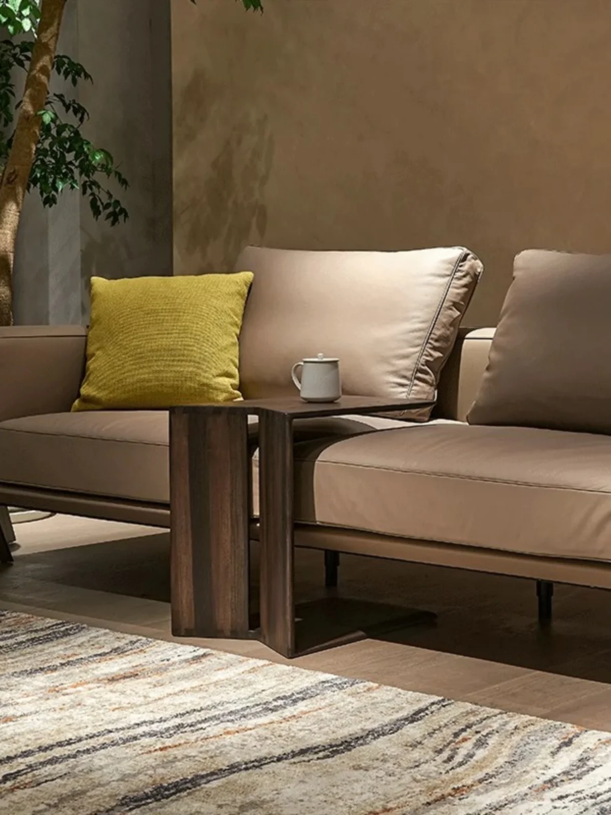 طاولة مربعة صغيرة من الخشب الصلب، زاوية أريكة، غرفة معيشة بسيطة وحديثة، شقة منزلية صغيرة