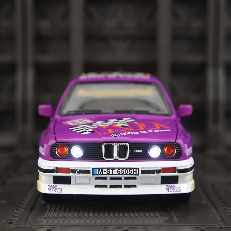 1:24 simulação BMW M3 liga modelo de carro ornamento, portas e capô do motor, porta-malas pode ser aberto com som e luz, carro esportivo