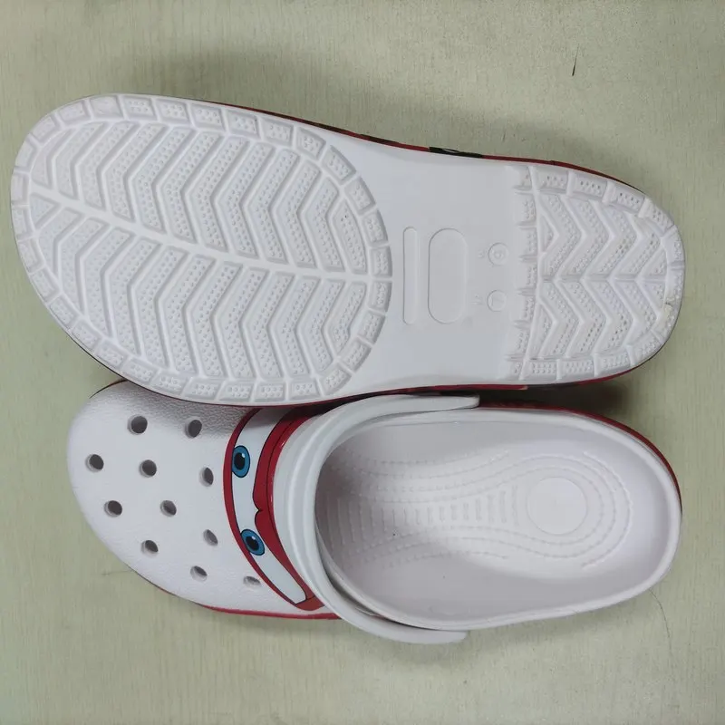 Nuevos zapatos de cueva parpadeantes Disney Lightning McQueen, zapatillas creativas suaves y transpirables con personalidad a la moda para estudiantes, regalo de vacaciones