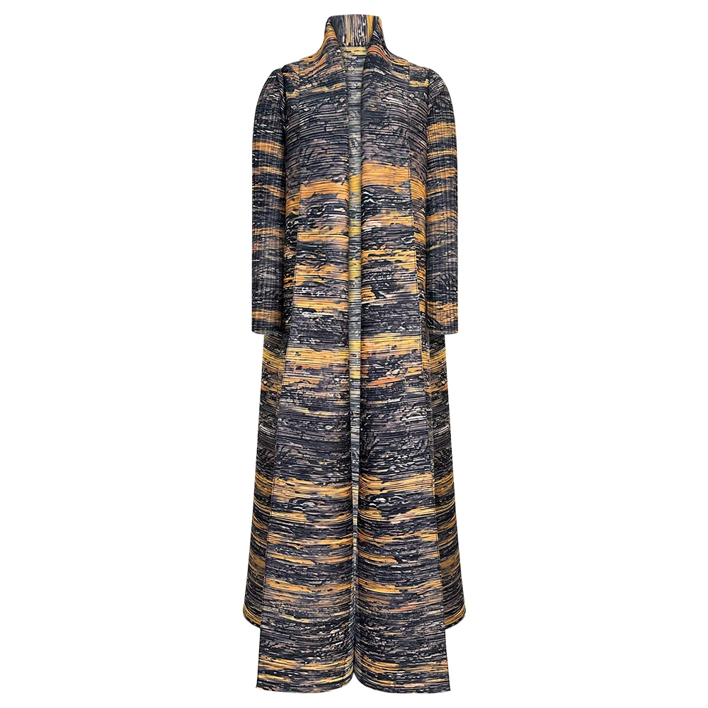 

Годовое длинное пальто в полоску со складками и регулируемым поясом: эластичная ткань, прилегающий крой и прочный стиль