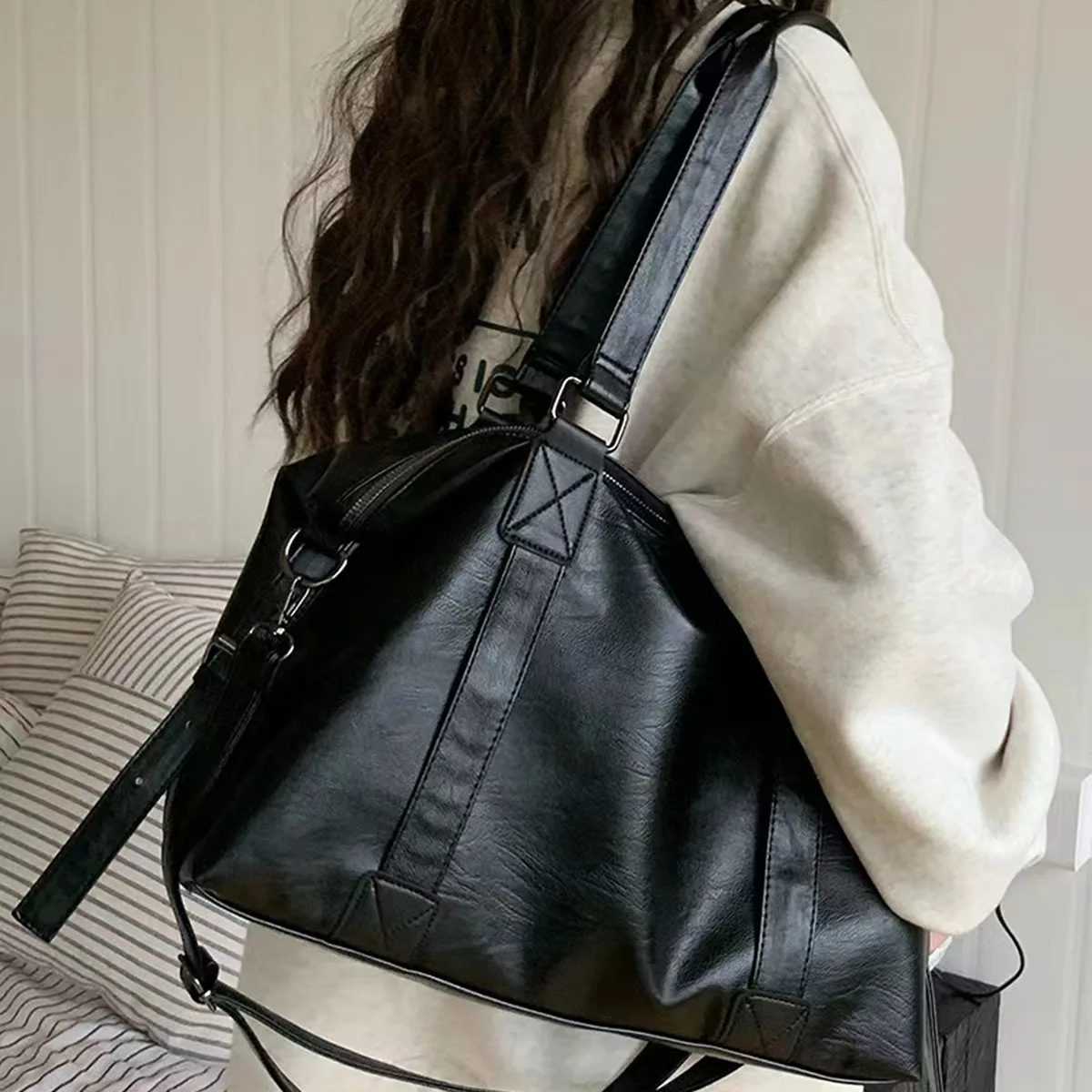 

Large-capacity portable travel bag, simple casual tote bag, fashionable black shoulder bag, trendy messenger bag.