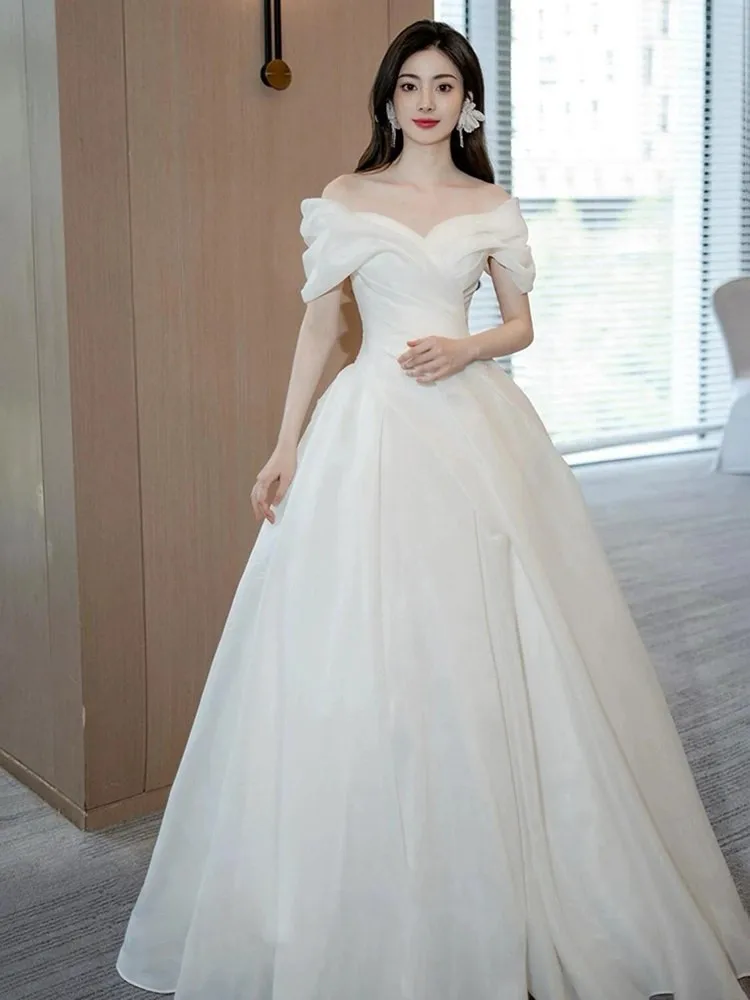 A new light luxury one-shoulder main fabric and large-sized simple lightweight dress for going out