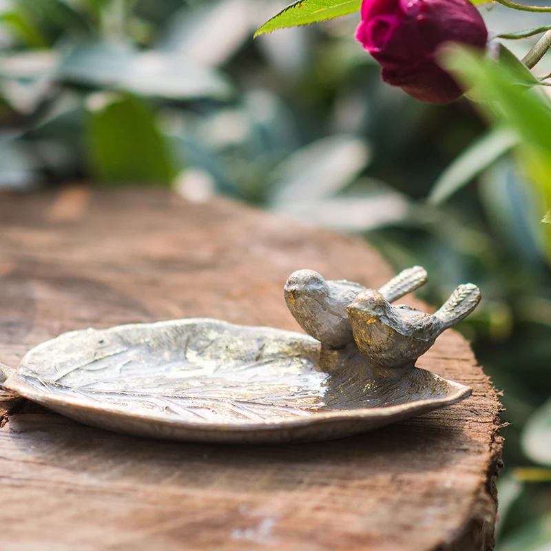 ถาดใส่ของมีค่า วินเทจ ทำจากโลหะ ใช้เป็นที่วางสบู่ ตกแต่งด้วยลายใบไม้และนก เหมาะสำหรับห้องน้ำ สวน และบ้าน ใช้เก็บของมีค่าของคุณ