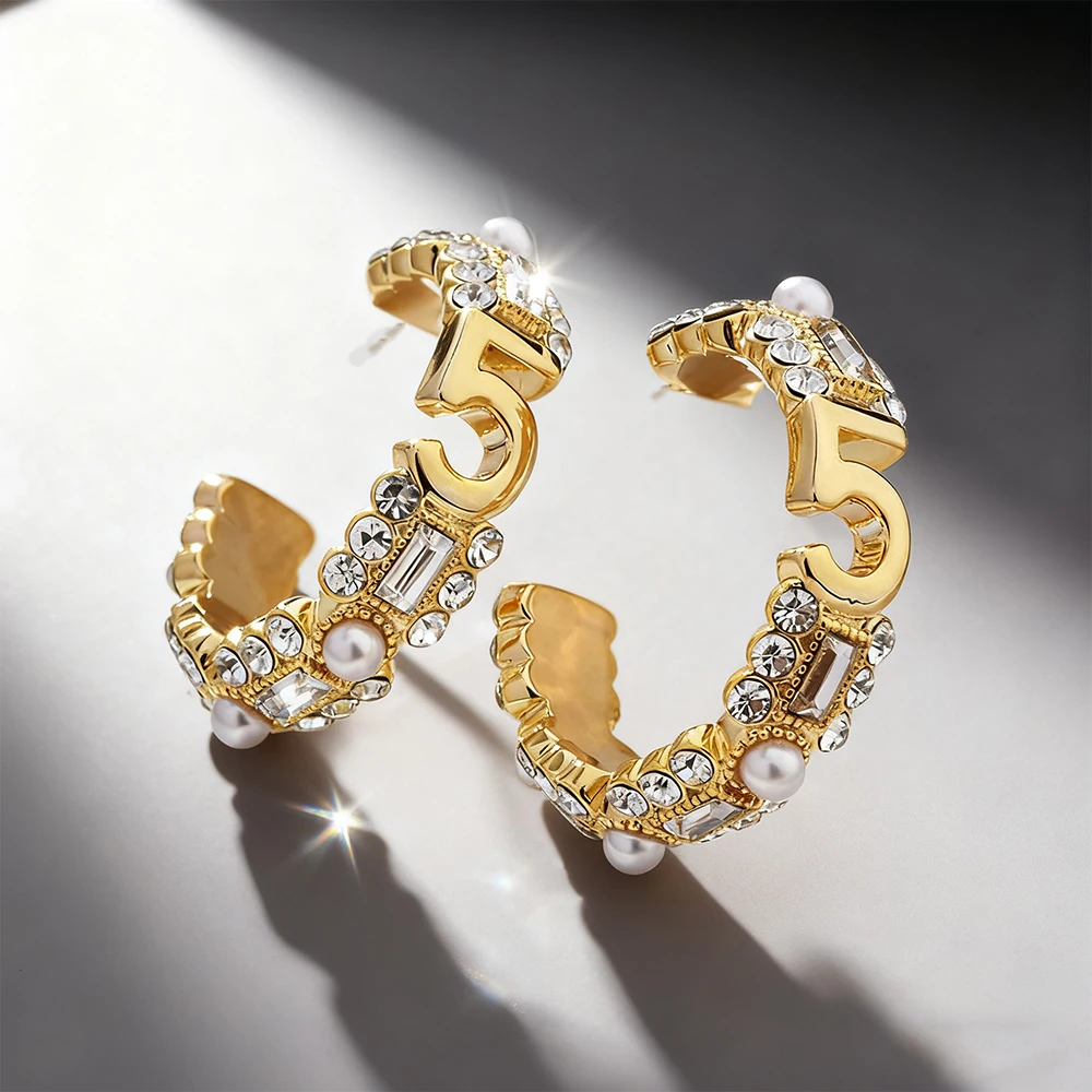 Brincos Pequenos Estilo Delicado com Diamantes Cravejados Número 5, Luxo Leve Premium, Personalizados, para Moda, Uso Diário, Temperamento e Versatilidade