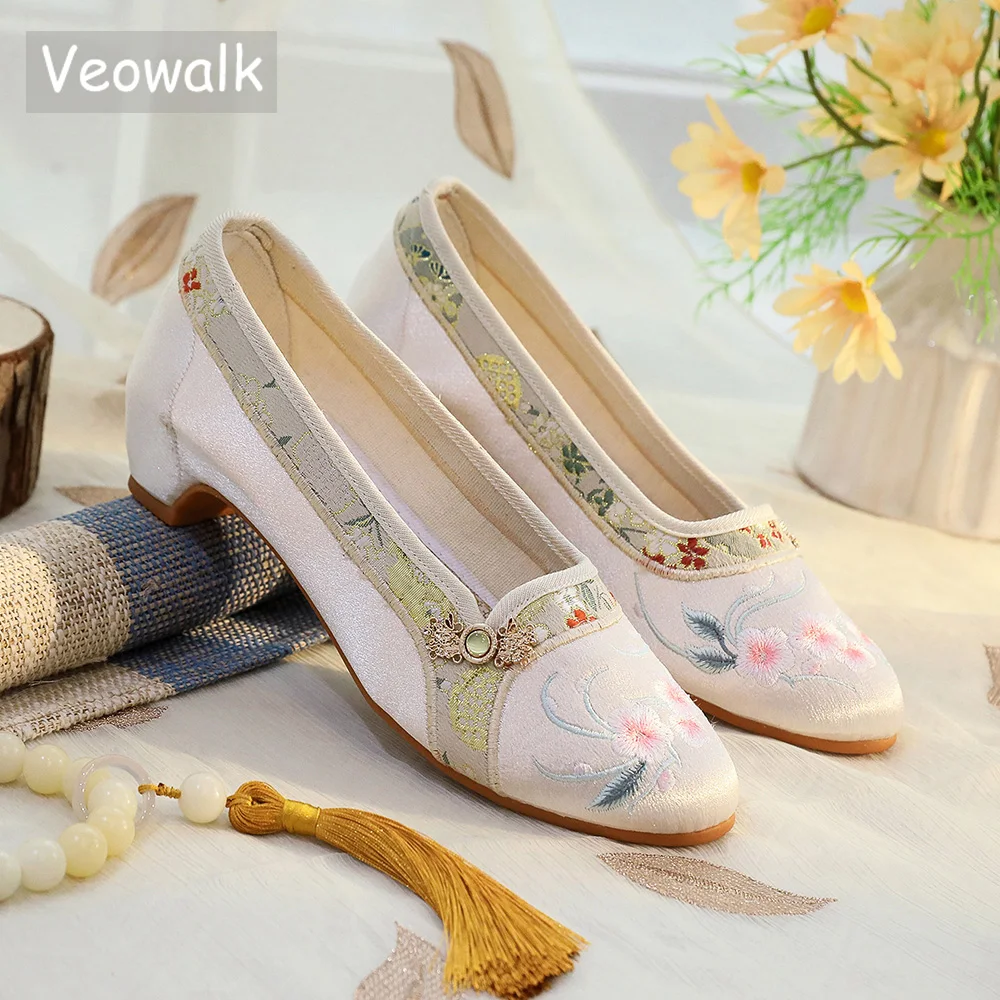 

Veowalk, женские удобные туфли-лодочки Cheongsam из хлопчатобумажной ткани ручной работы с цветочной вышивкой и острым носком на низком высоком каблуке