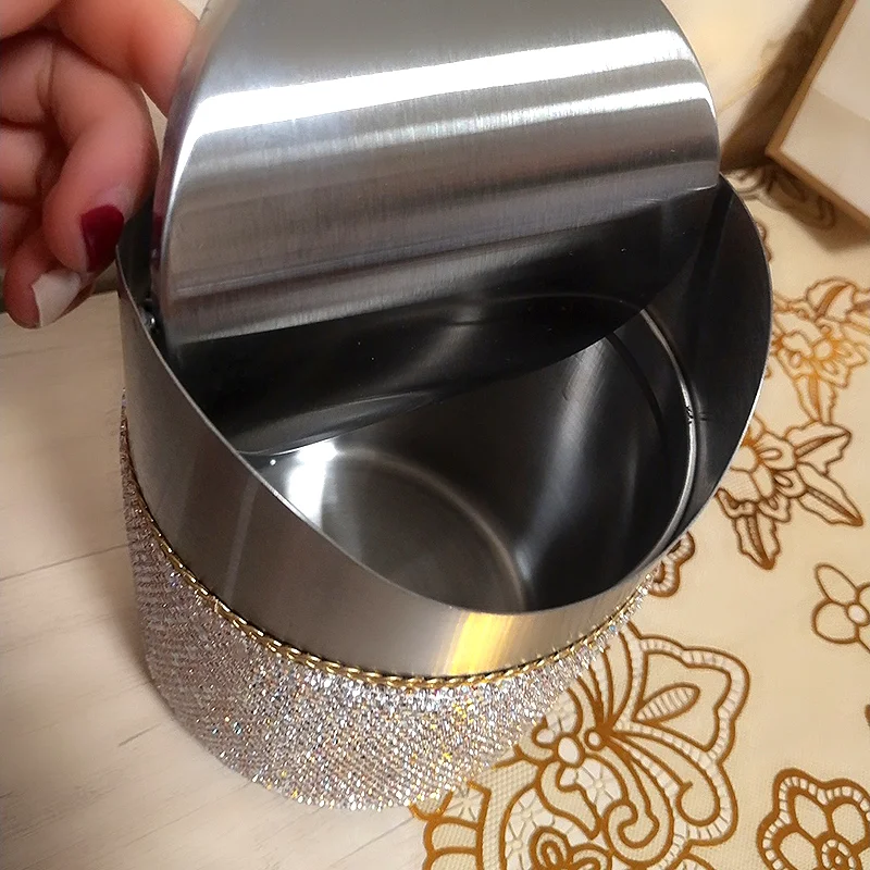 Bling Rhinestone Desktop Snack Trash Can Diamond Metal Lid Swing Mini Trash Bin Car Table Trash Bucket Garbage Bin Home Decor