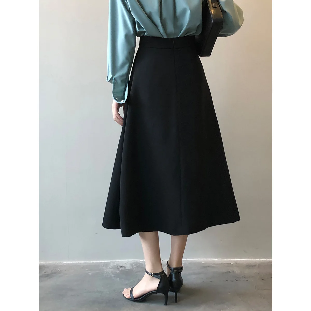 กระโปรงเอวสูงอารมณ์สง่างามสําหรับผู้หญิงในฤดูใบไม้ผลิ 2025 กระโปรงยาวกลางทรงเอสีดําพร็อพผ่า