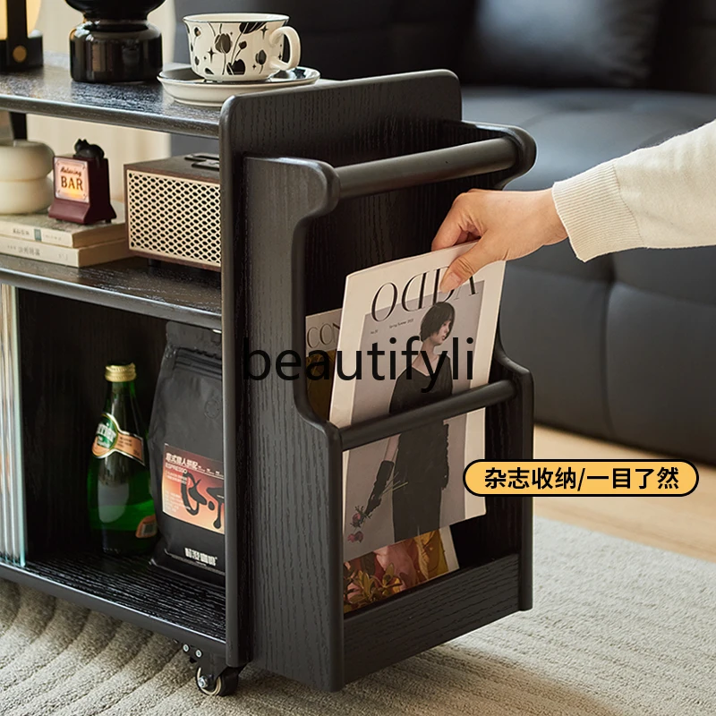 حافة من الخشب الصلب، عدد قليل من طاولات القهوة الصغيرة، رف خزانة عربة سوداء قابلة للإزالة