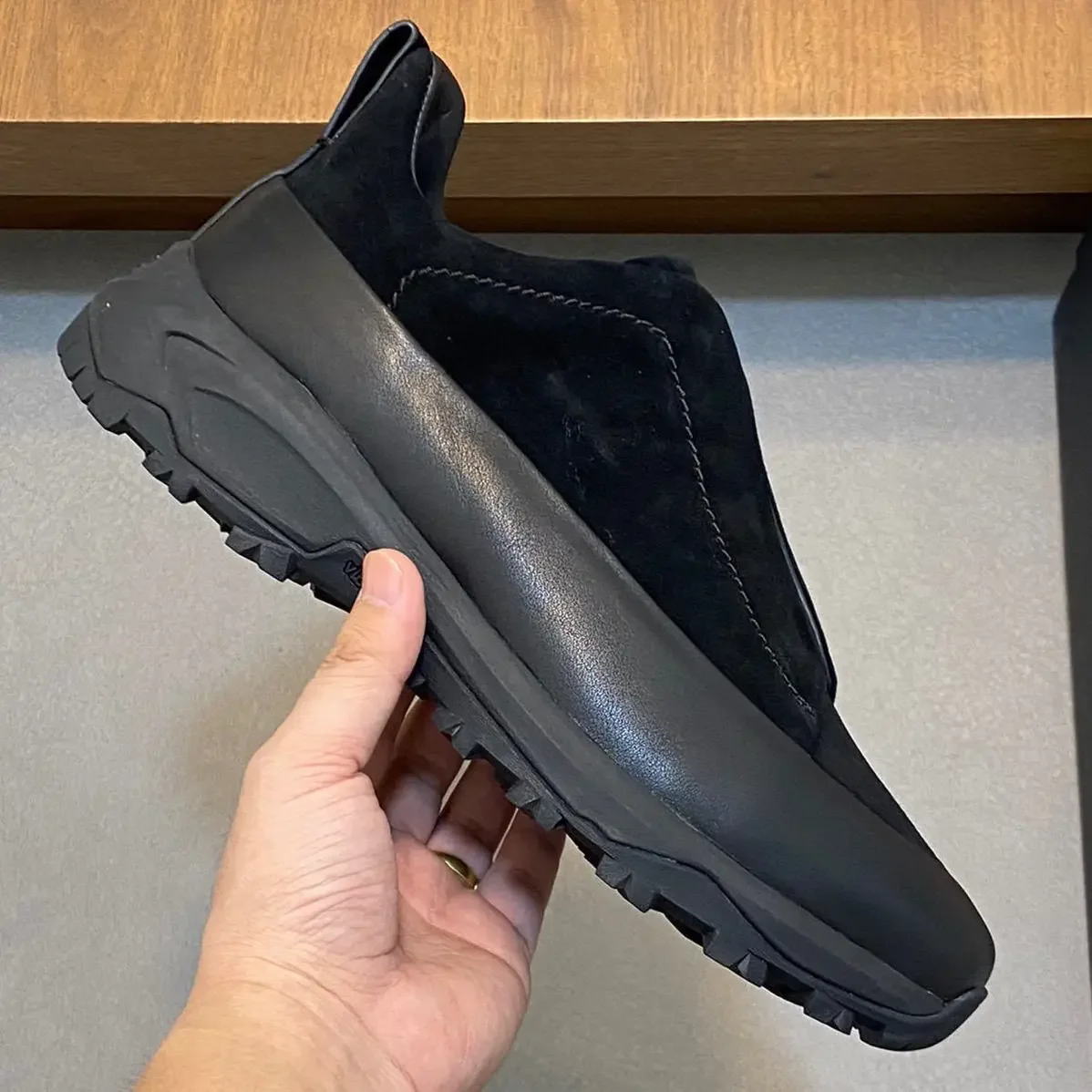 

2025 autumn new high-end leather lace up breathable casual sports shoes, thick soled fashionable men's shoes