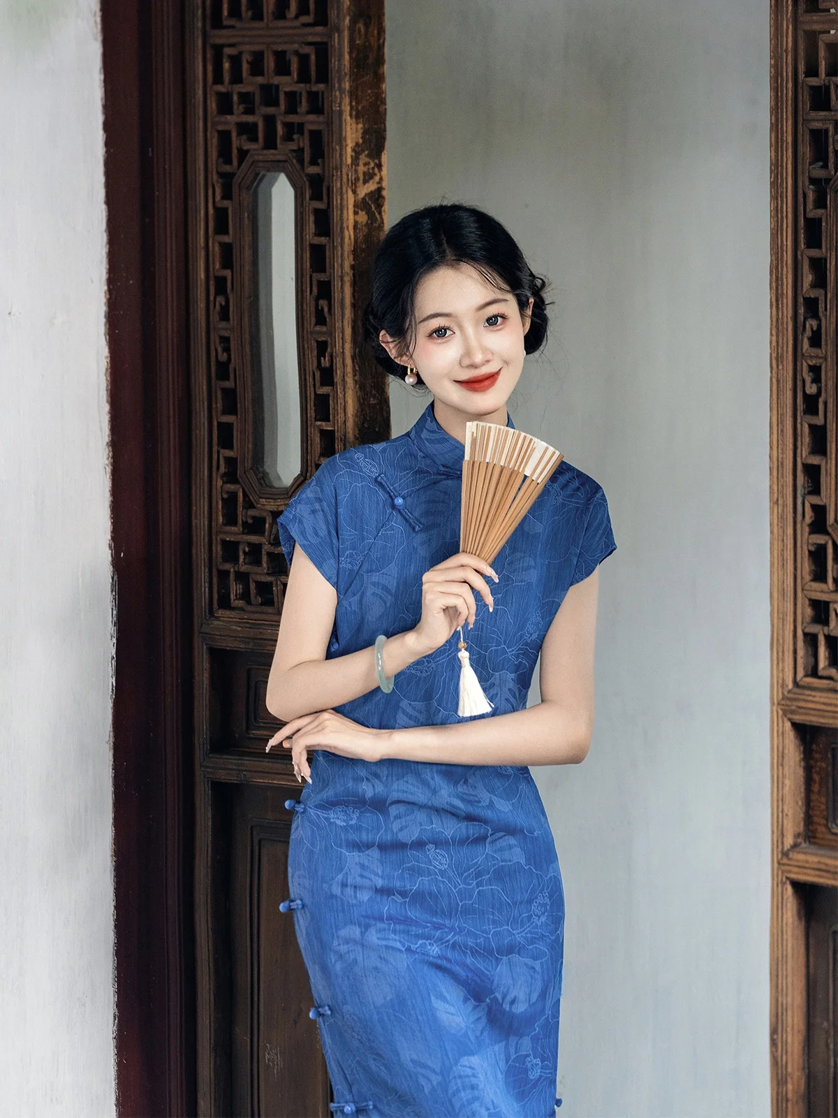 

Синий традиционный Sle Young Women's Qipao Ele с цветочным узором, дышащее полиэфирное волокно ort Sve средней длины Dr