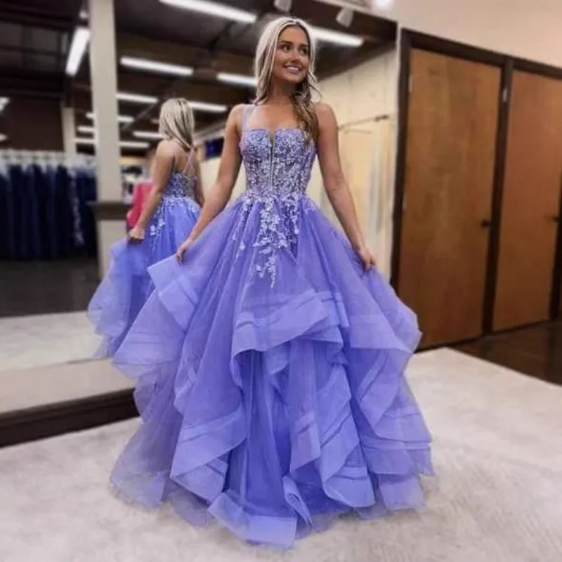 Maßgeschneiderte schulterfreie Glitzer-Tüll-Abschlussballkleider mit Spitzenapplikationen, gestufte formelle Abendkleider für Damen, Rüschen-Ballkleid