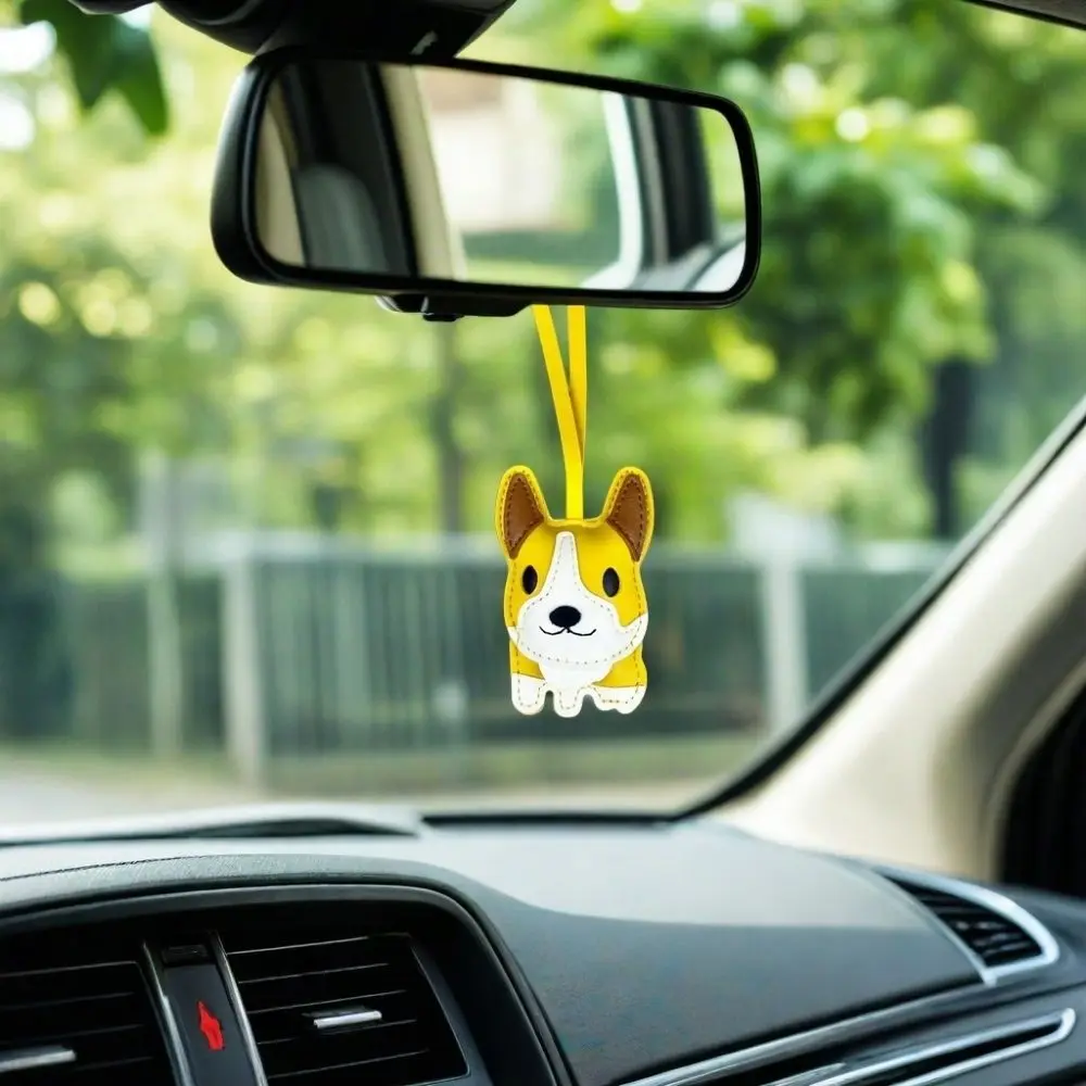 حقيبة جلدية من جلد البولي يوريثان السمين مع آذان مثلثة مستقيمة وأرجل قصيرة.