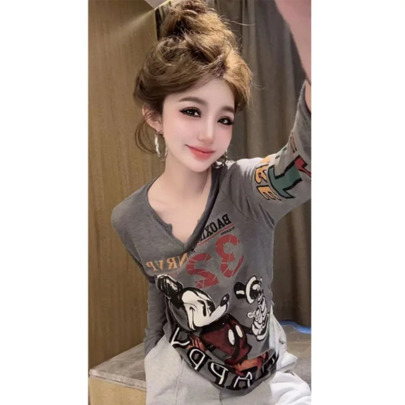 Damska koszulka z nadrukiem Myszki Miki, nowość na jesień 2025, modna i stylowa, dopasowany krój i efekt wyszczuplający.