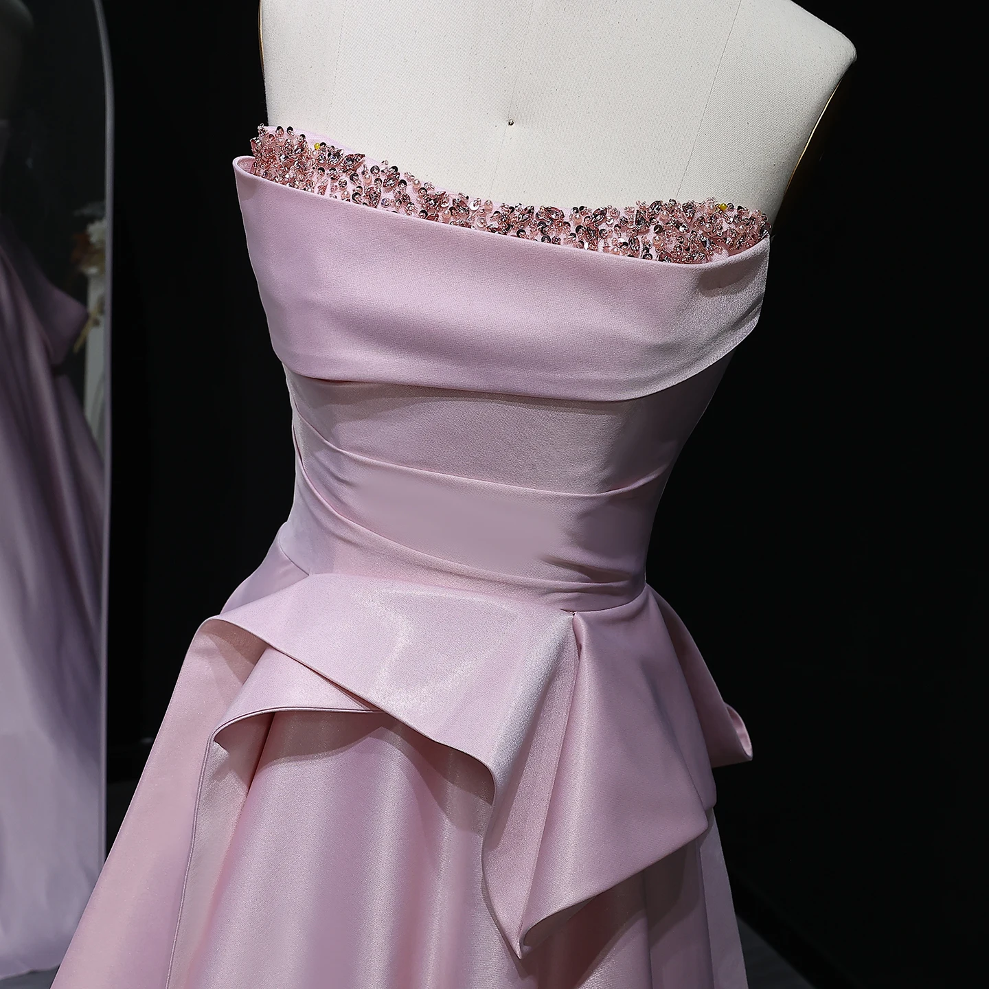 シャロンはエレガントなピンクのビーズのイブニングドレスロングサテンストラップレスオープンバックティアード女性のウェディングパーティードレスSF193カスタマイズ