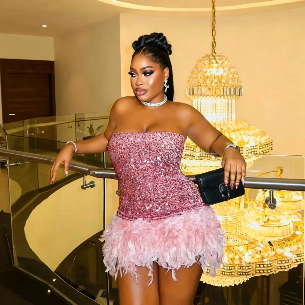 Luxuriöses, glitzerndes Feder-Minikleid, trägerloses, enges, formelles Cocktail-Partykleid, trägerloses, kurzes Geburtstagspartykleid, individuell gestaltet