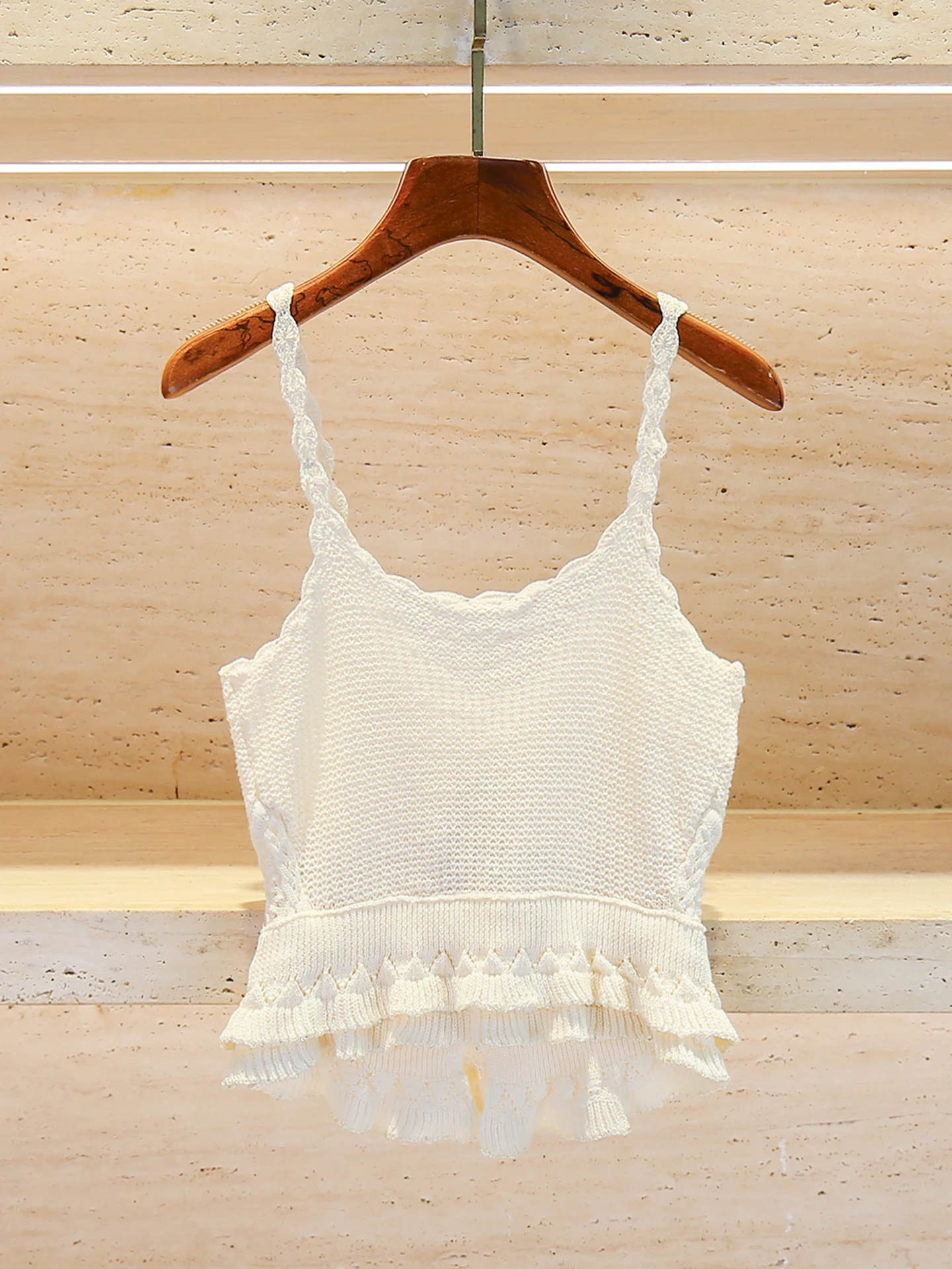 Elegancki damski komplet: dziergany top na ramiączkach z wzorem szydełkowym i spódnica, letni styl, włókno poliestrowe, dwuczęściowy zestaw dla kobiet w wieku 25-35 lat.