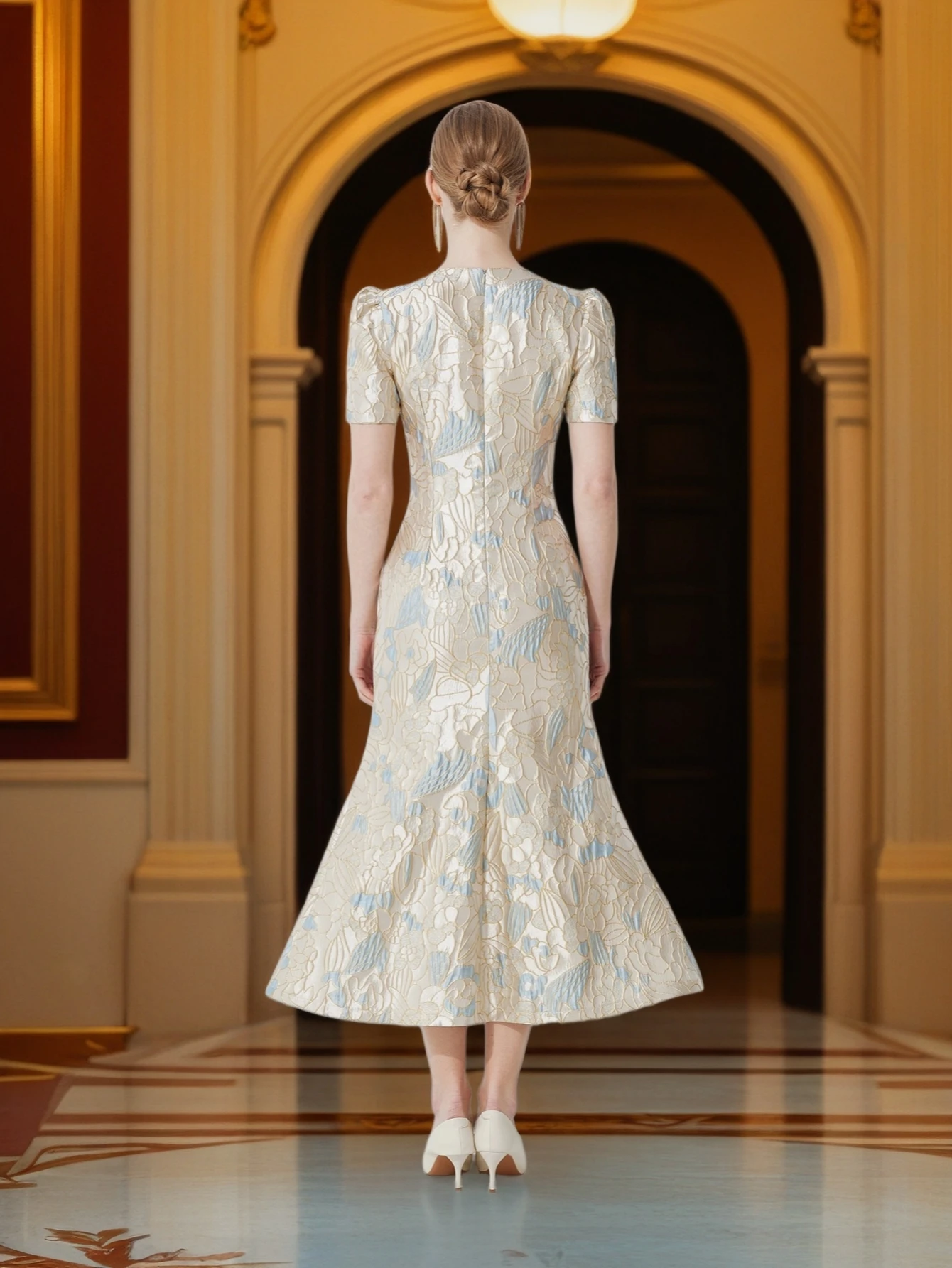 Vestido de Jacquard Luxuoso em Ouro Champagne e Azul para Mulheres com Silhueta Maxi Sereia que Acentua a Cintura